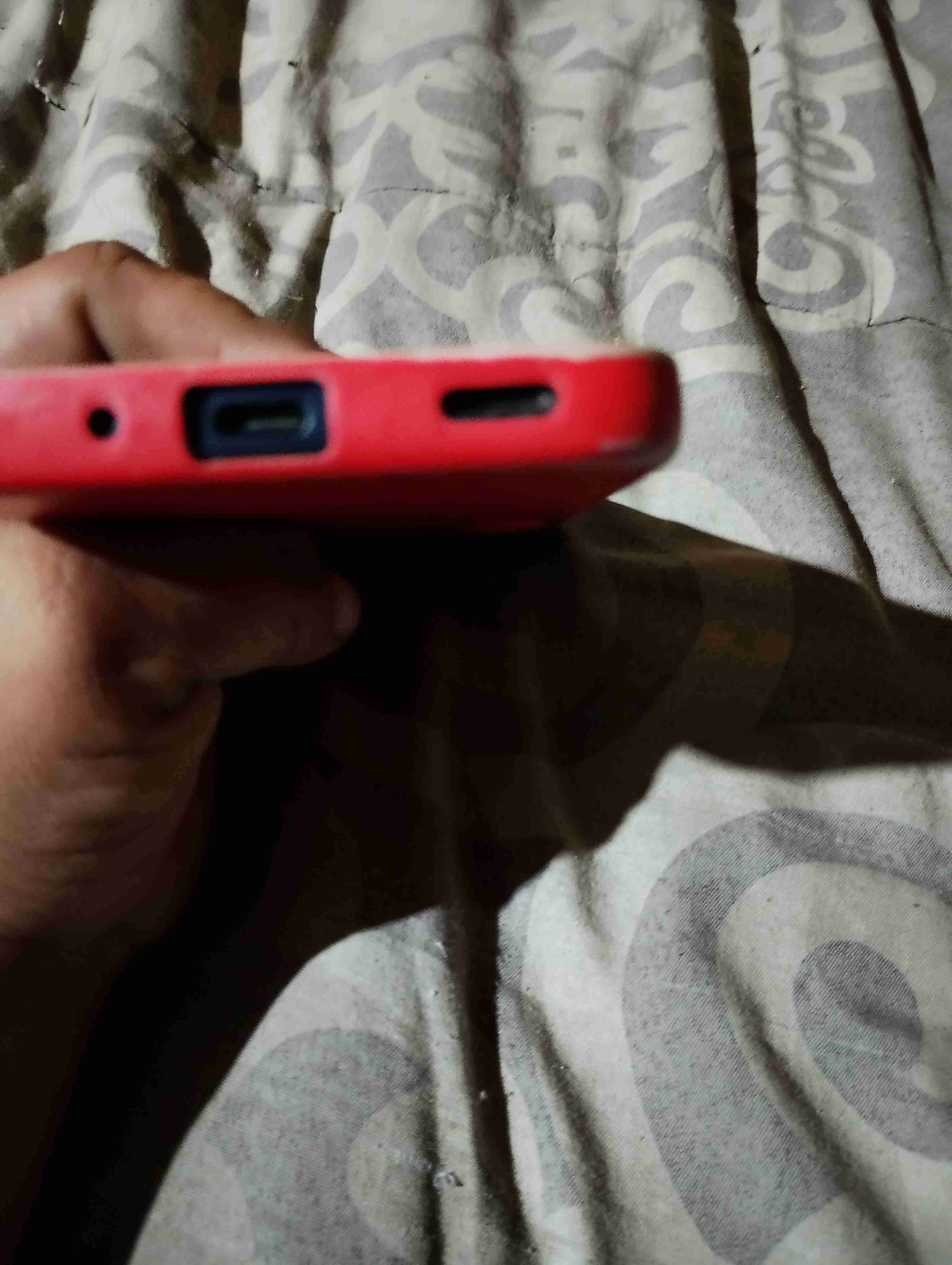 Celular con funda roja - miniatura 4
