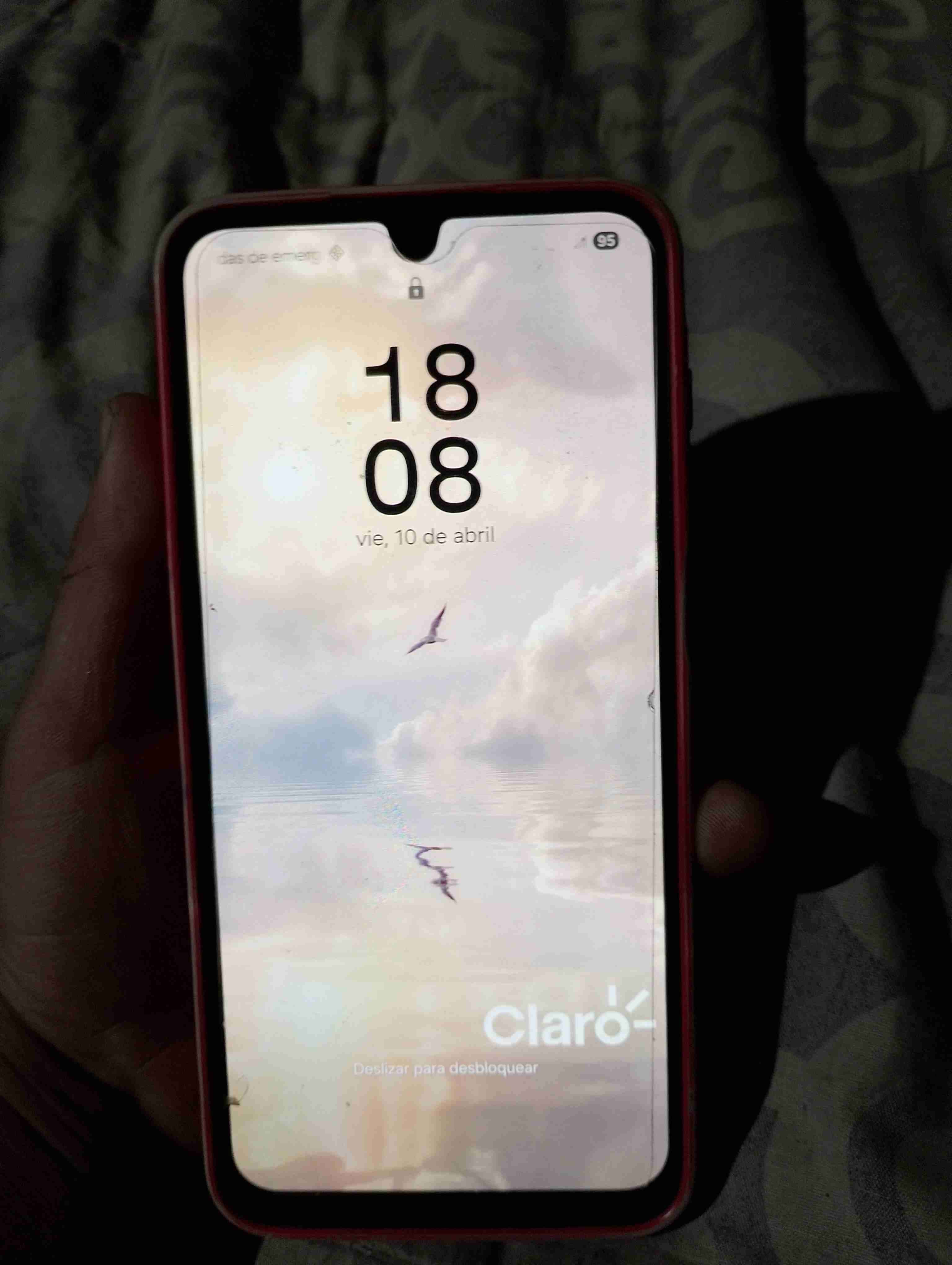 Celular con funda roja - miniatura 5