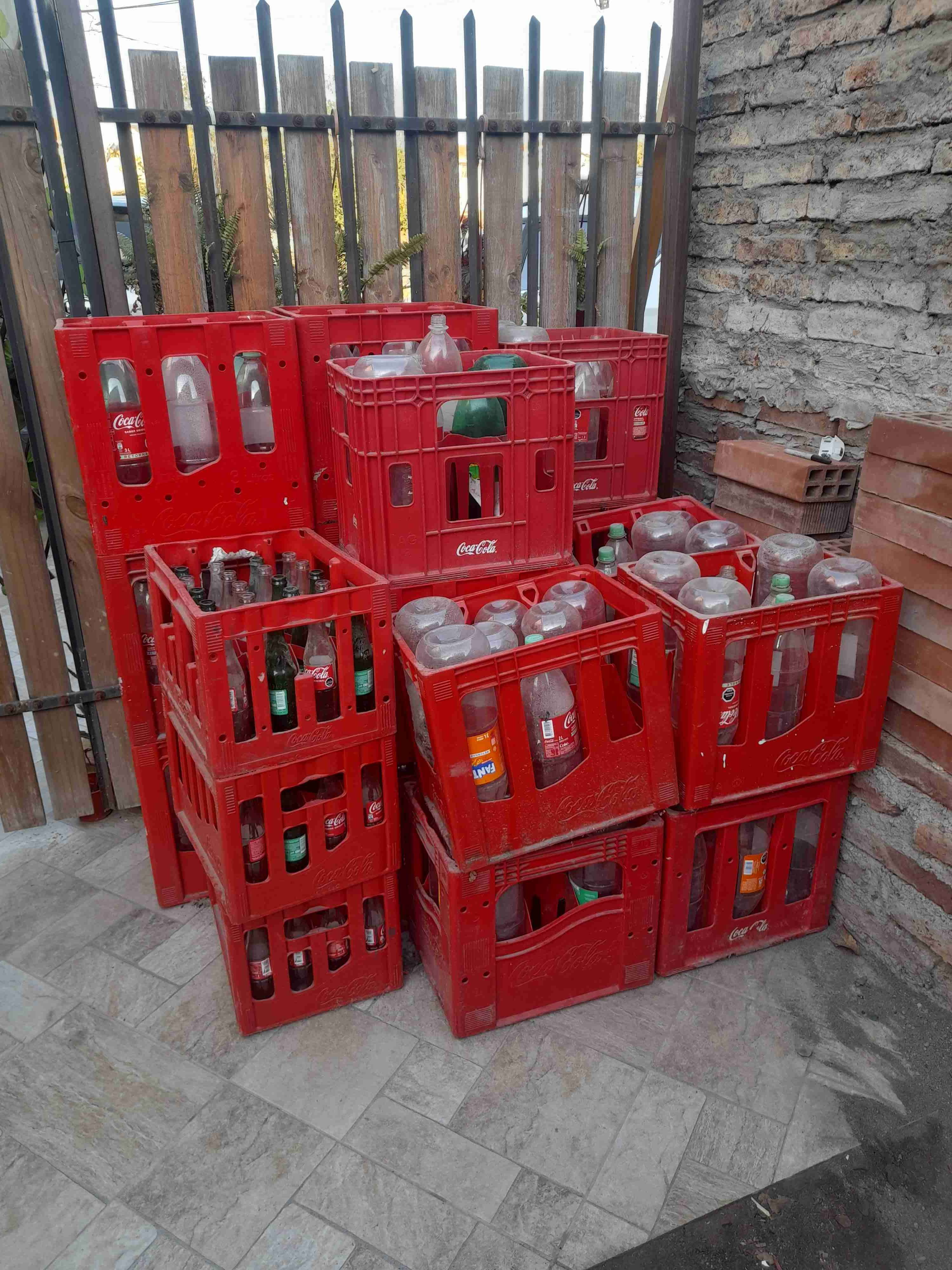 Cajones plásticos Coca-Cola usados