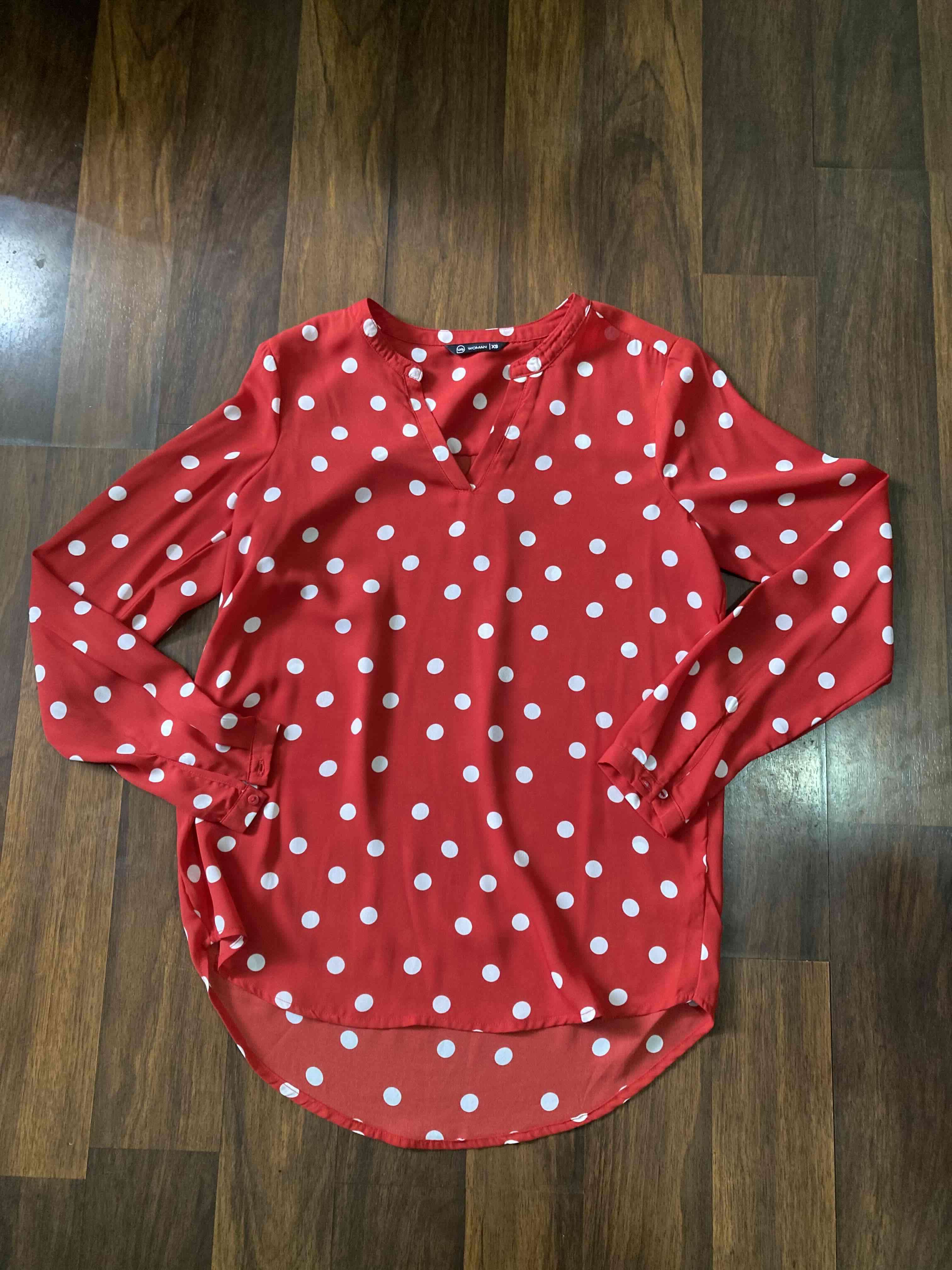 Blusa roja con lunares blancos
