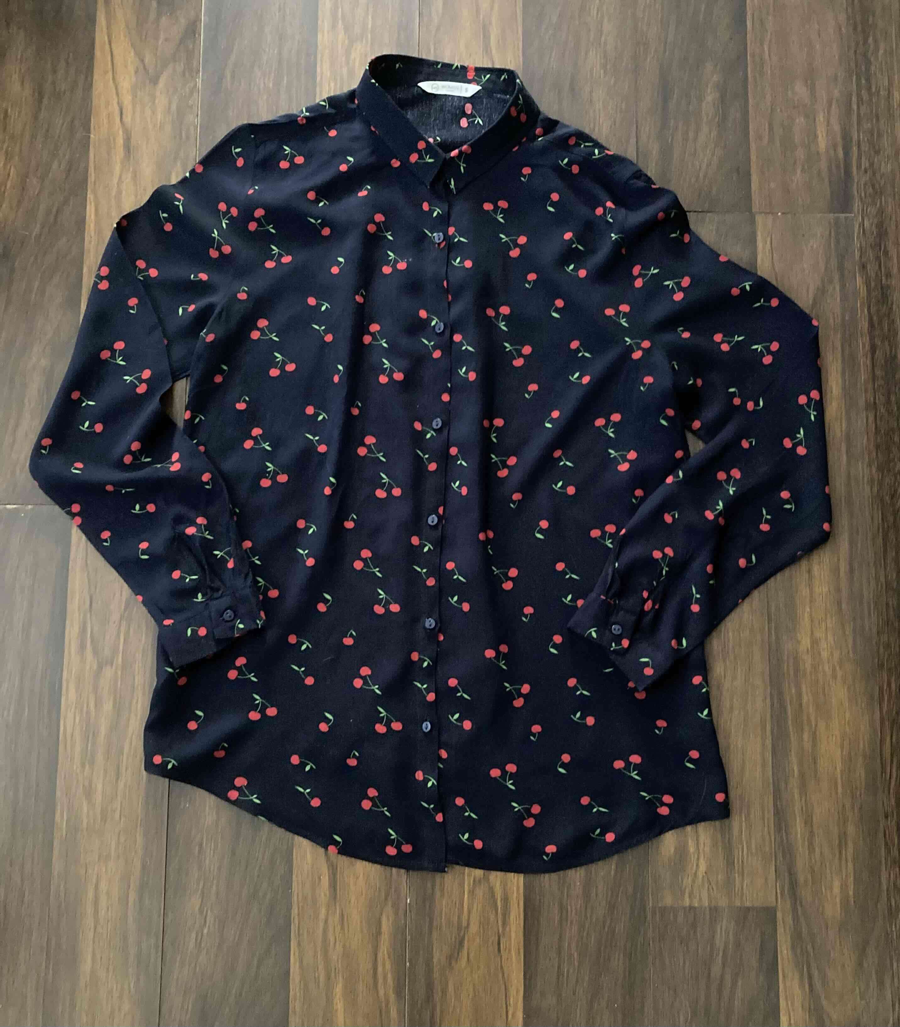 Camisa azul con cerezas - 1