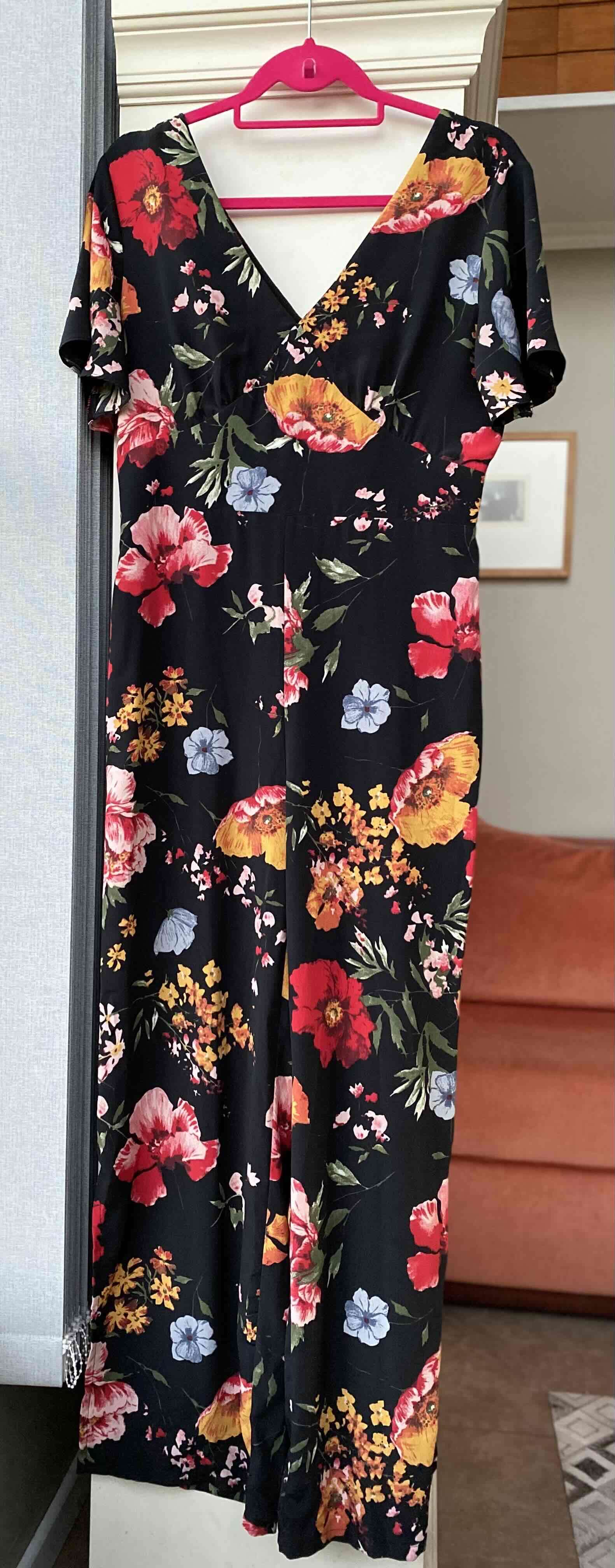 Enterito estampado floral sobre negro - 1