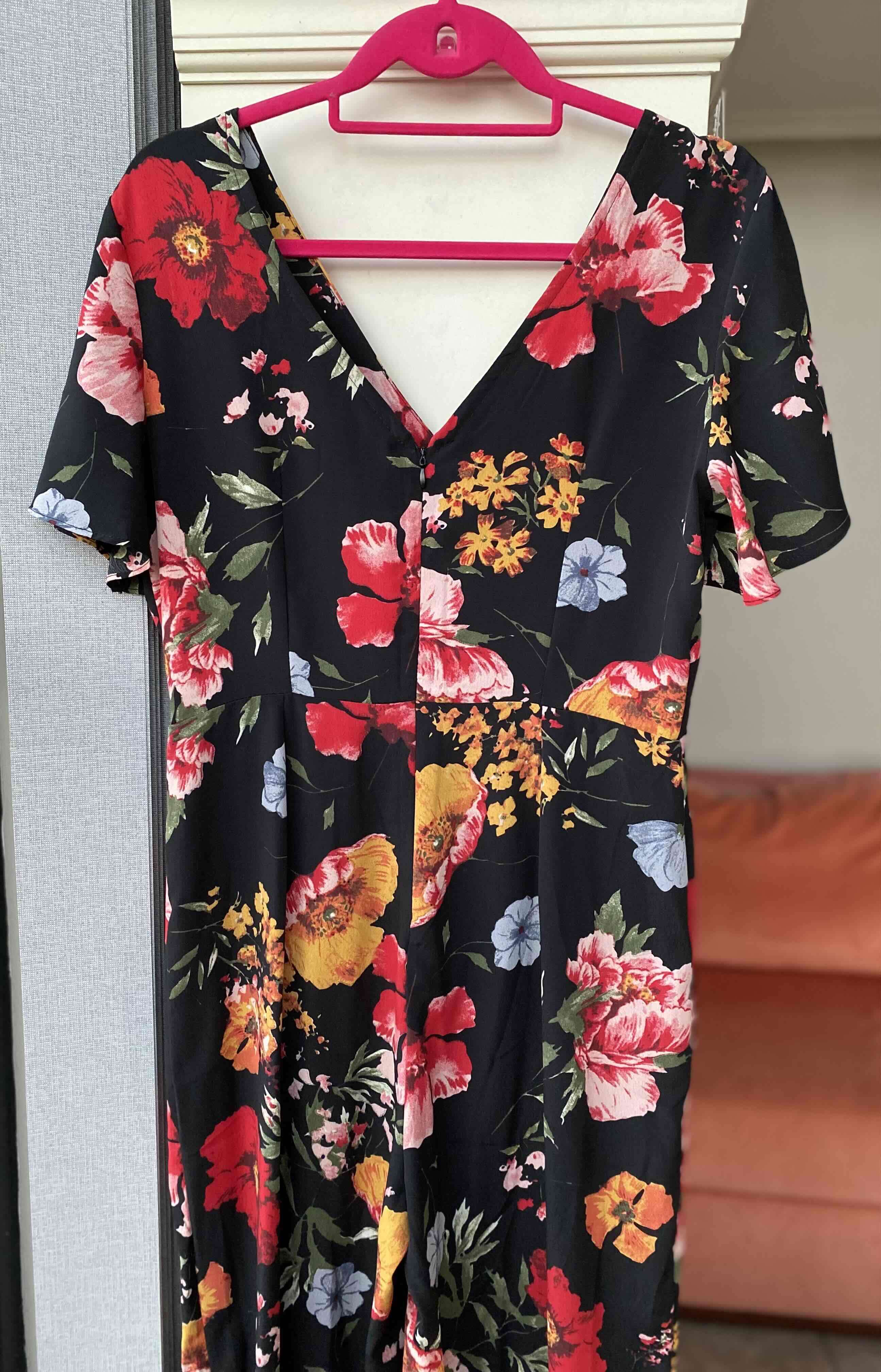 Enterito estampado floral sobre negro - 2