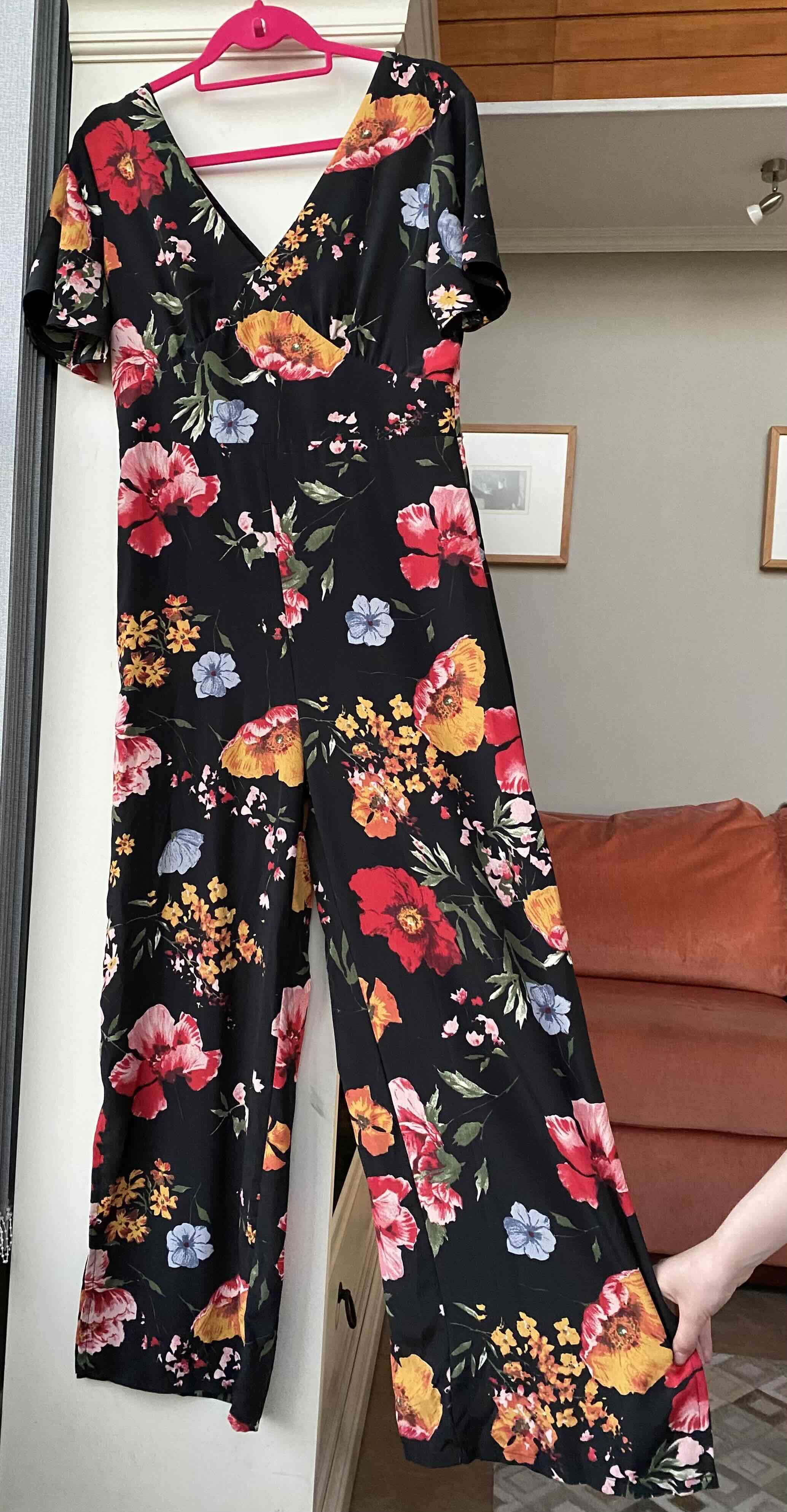 Enterito estampado floral sobre negro - 3