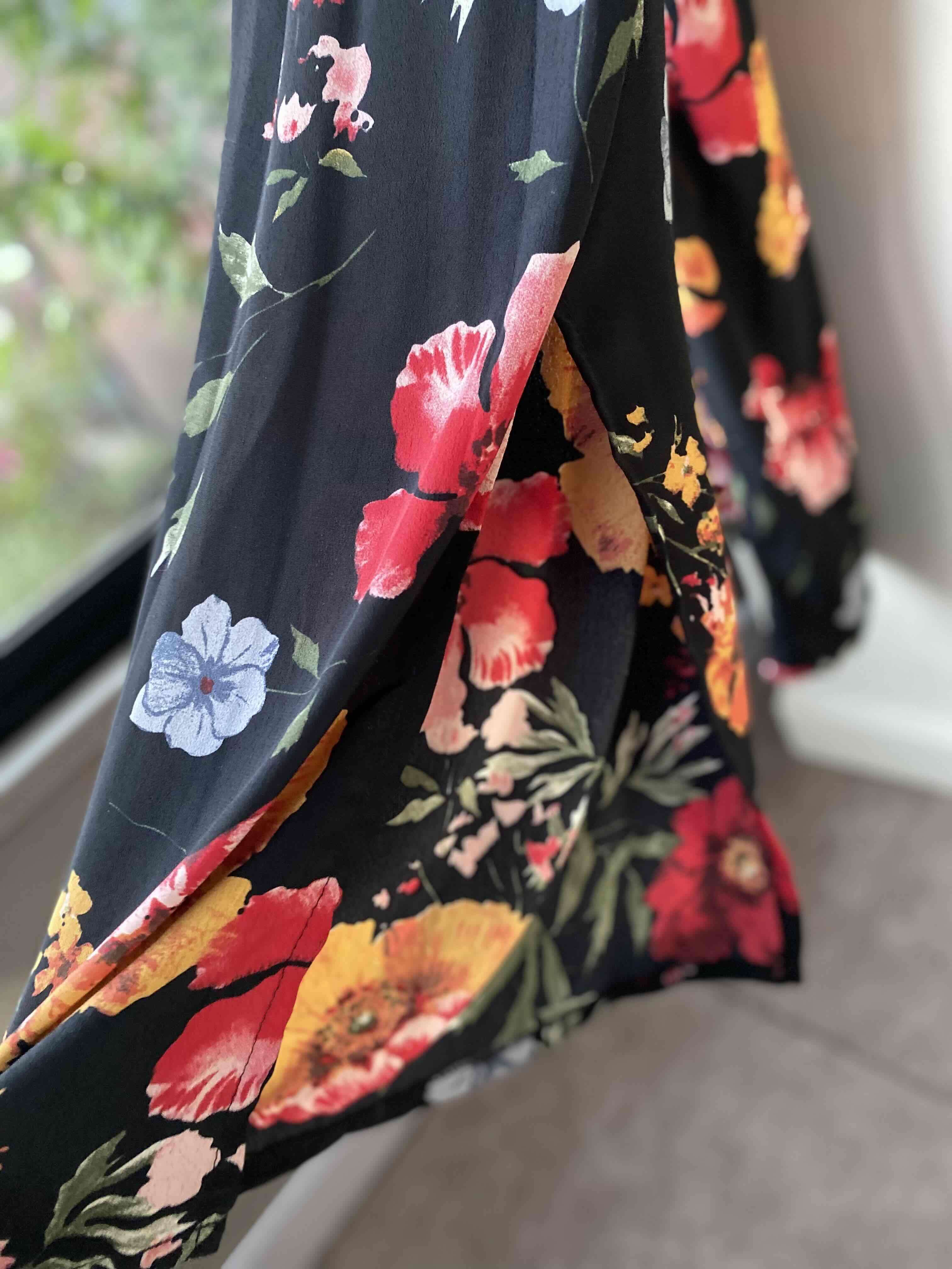 Enterito estampado floral sobre negro - 4