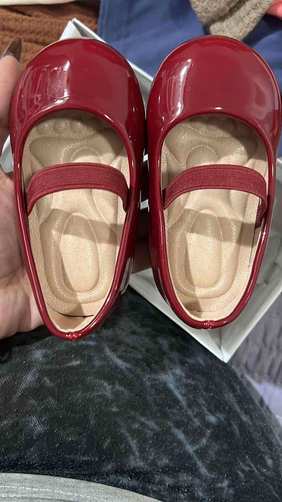 Zapatos rojos de charol para niña