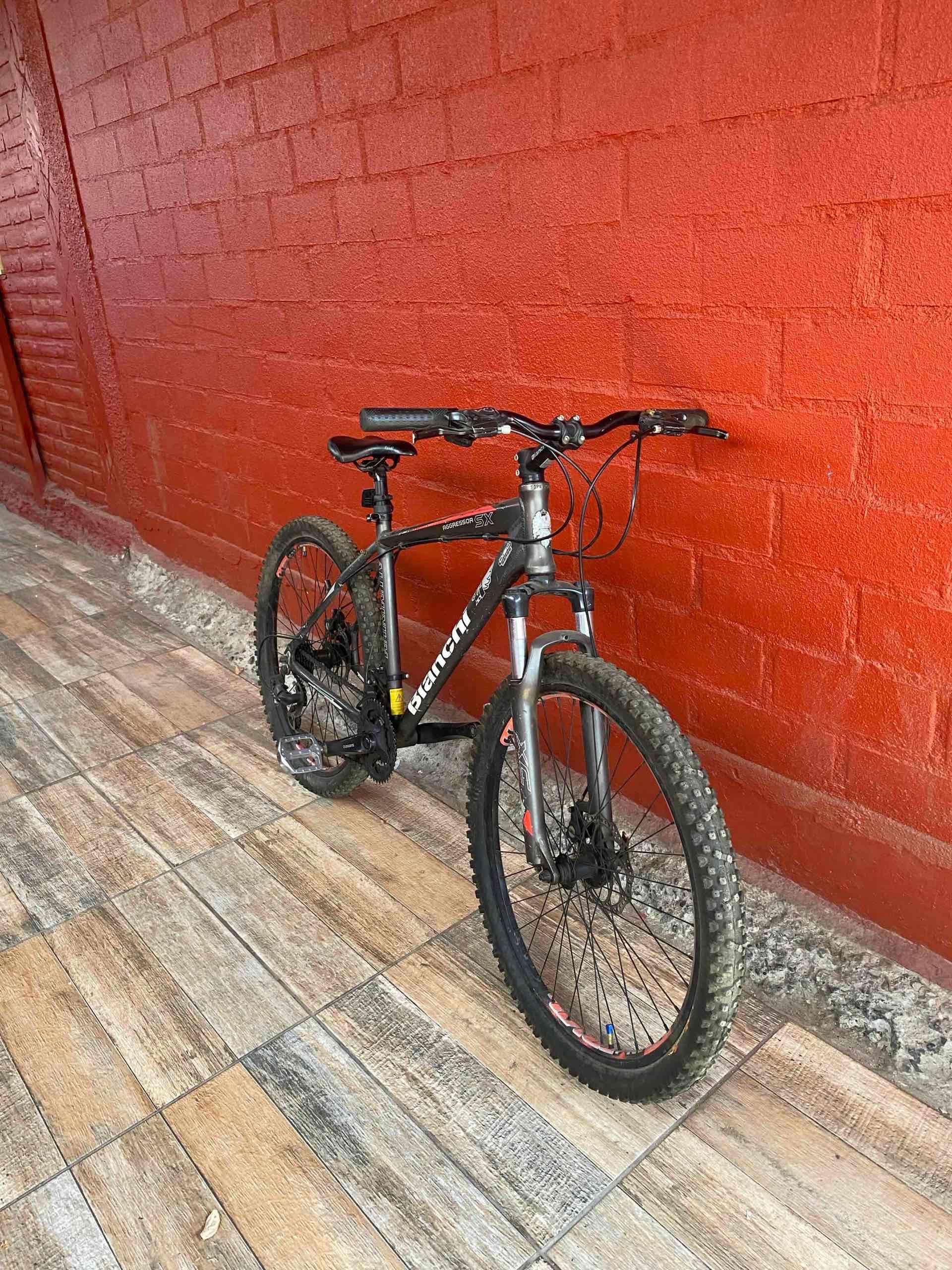 Bicicleta montaña negra - miniatura 2