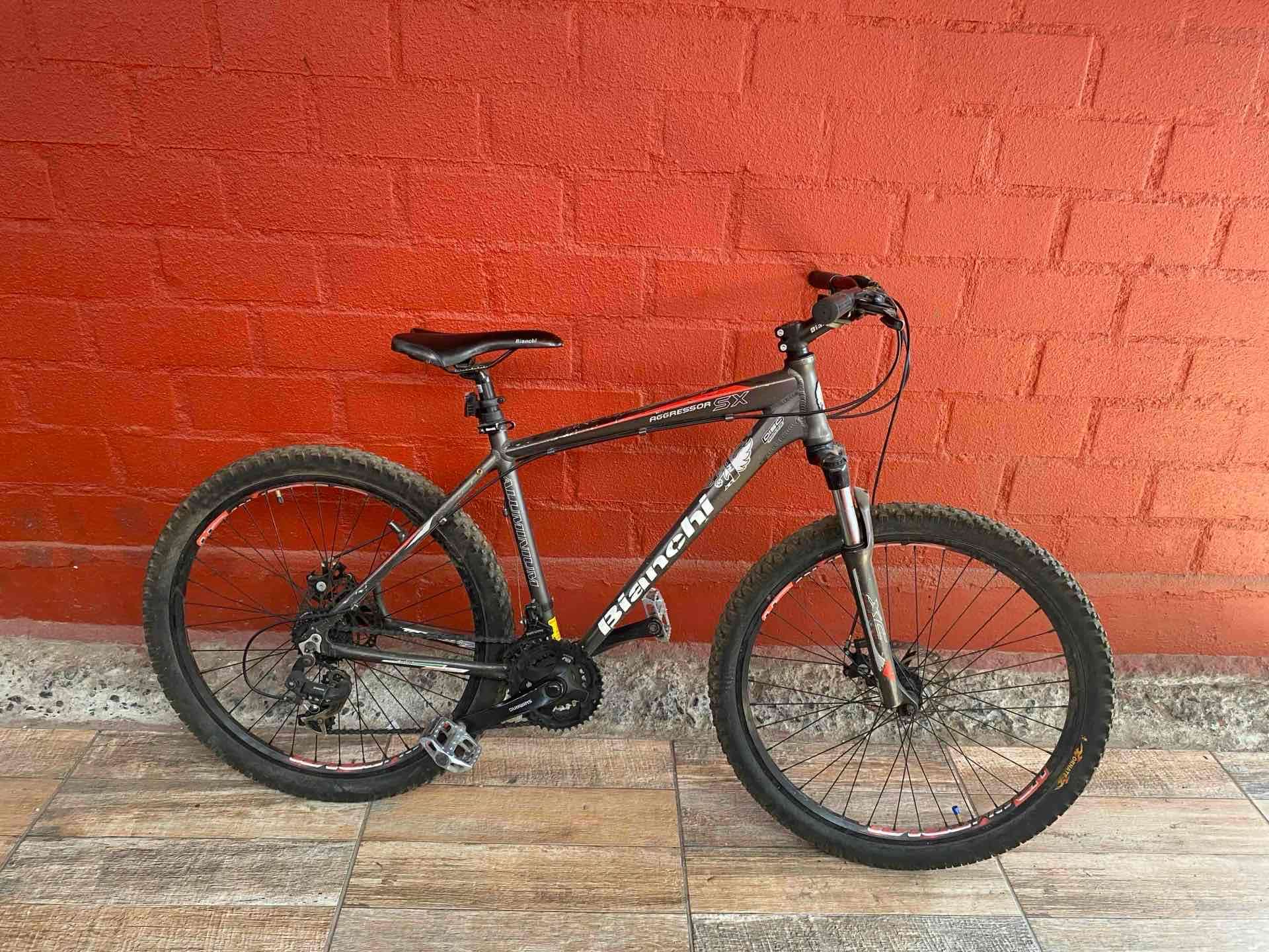 Bicicleta montaña negra - miniatura 3