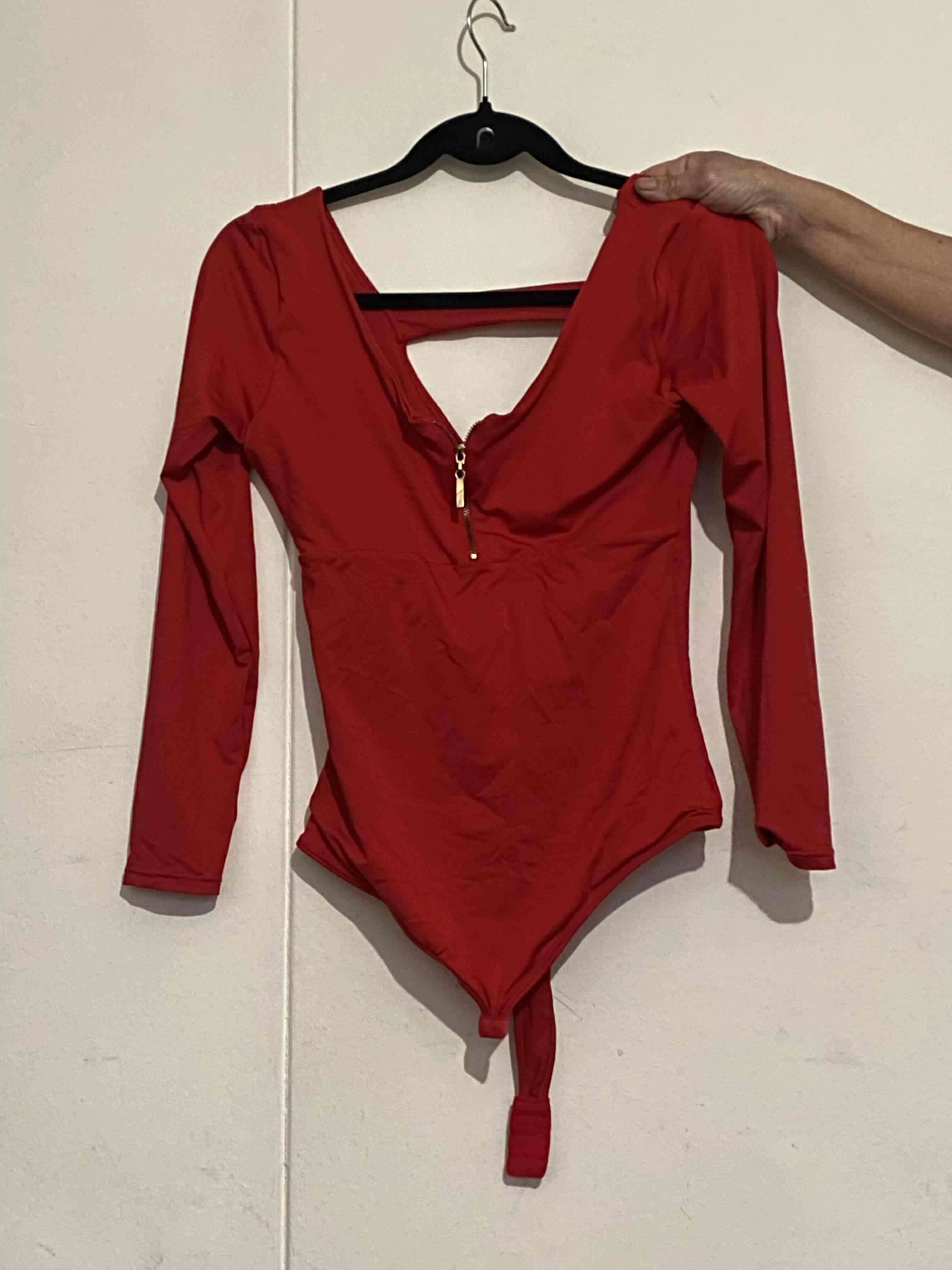 Body rojo con cremallera frontal