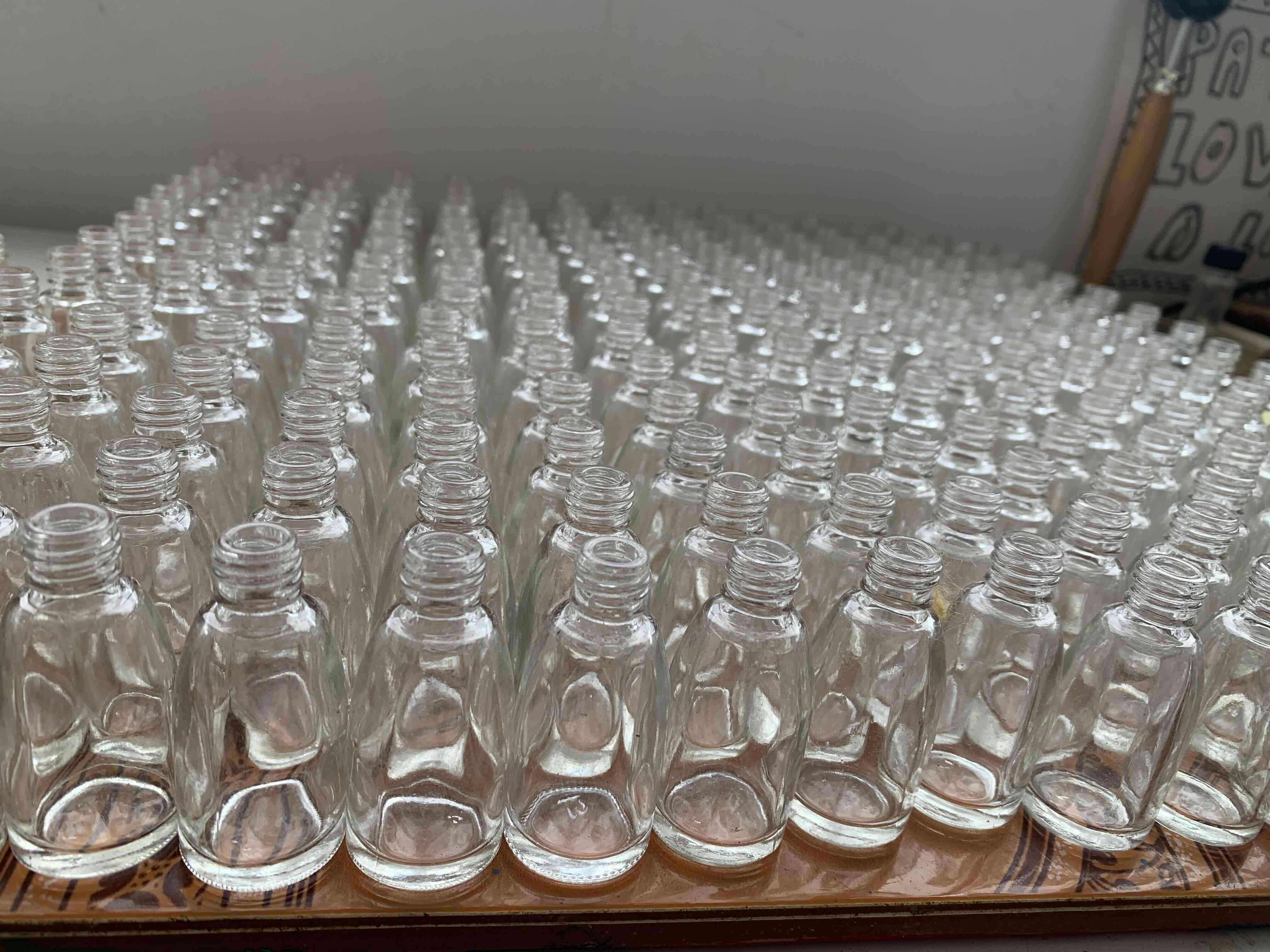 Botellas de vidrio ámbar y blanco - miniatura 2