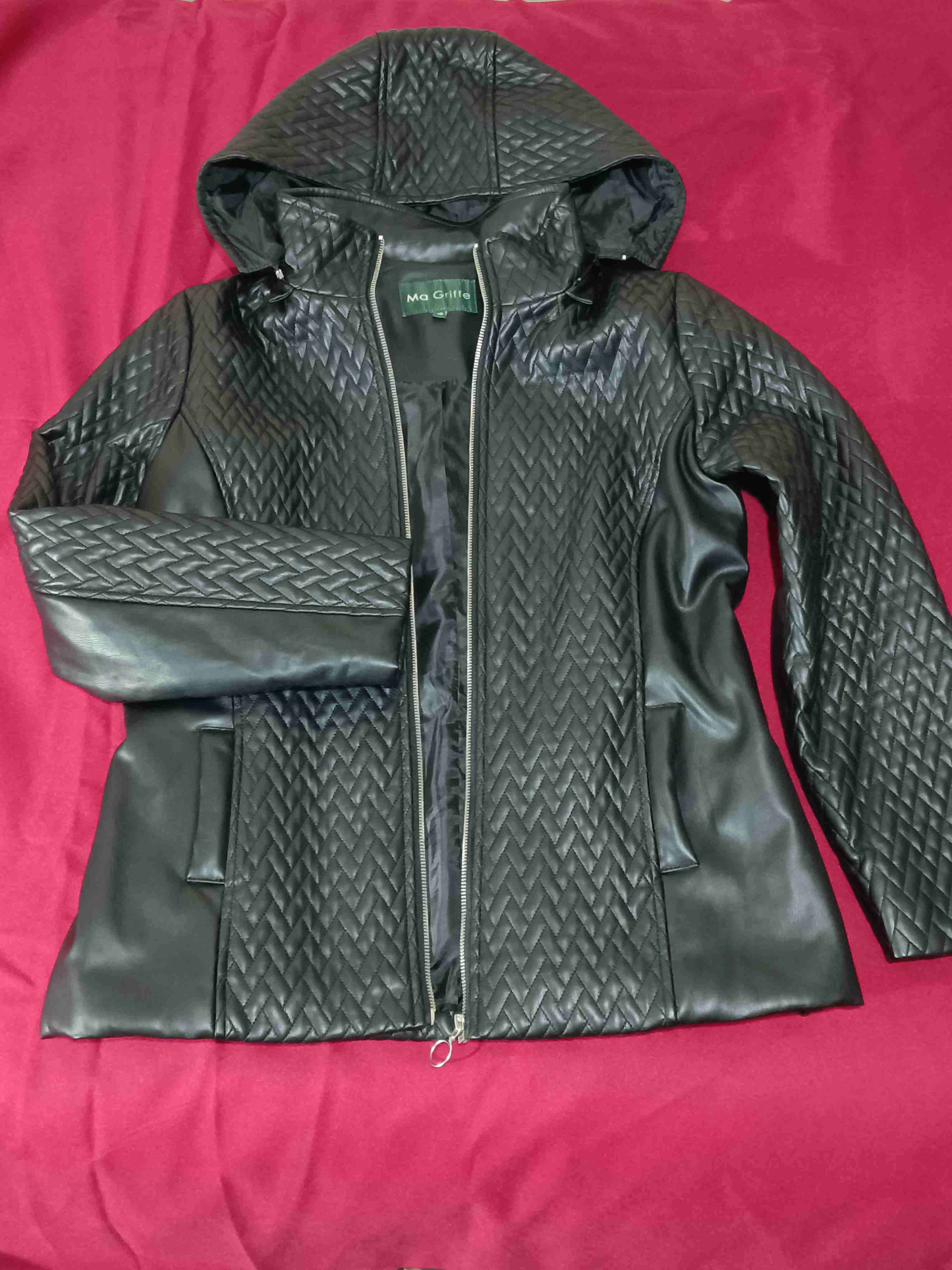 Chaqueta negra con capucha - miniatura 1