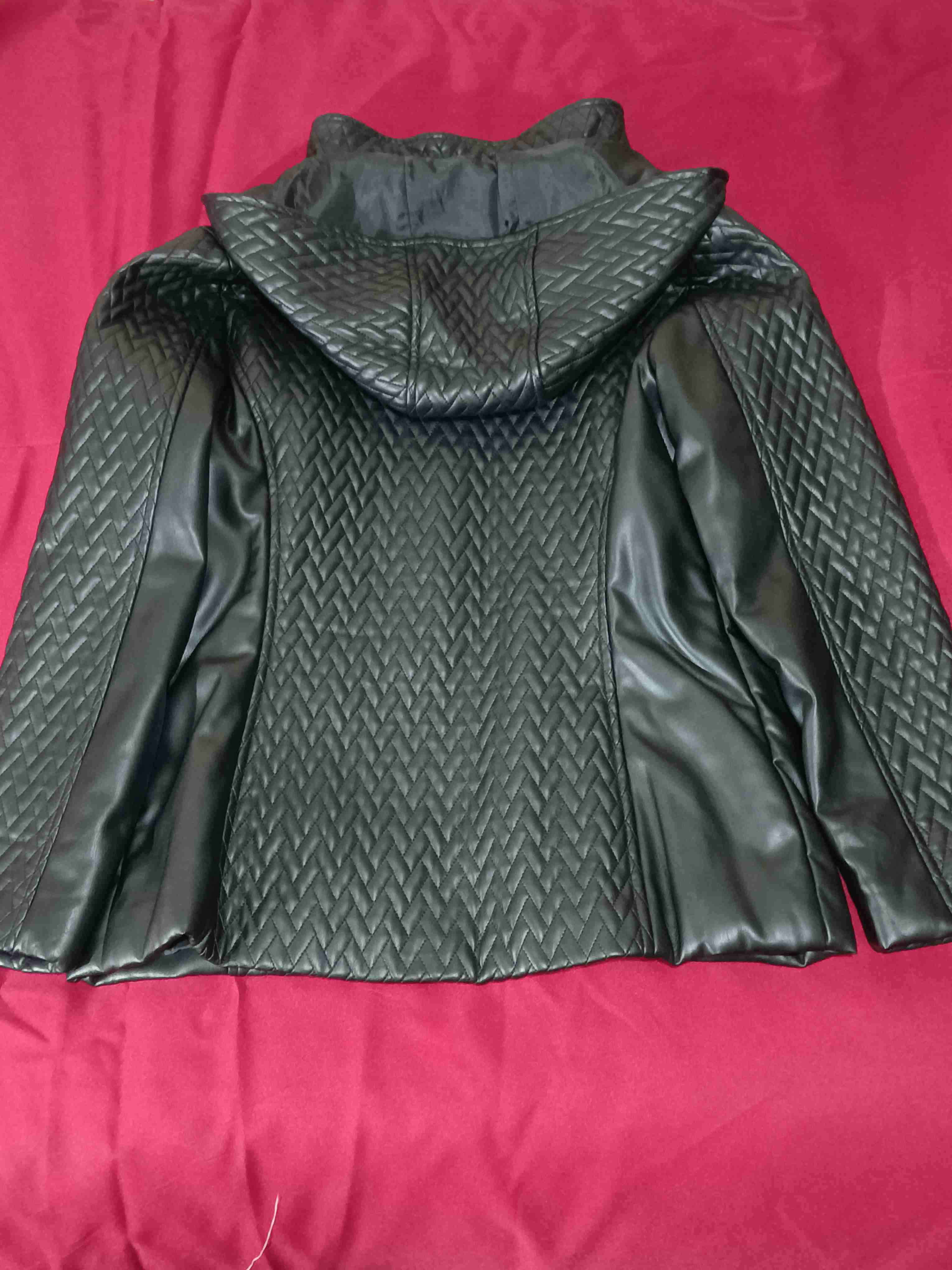 Chaqueta negra con capucha - miniatura 2