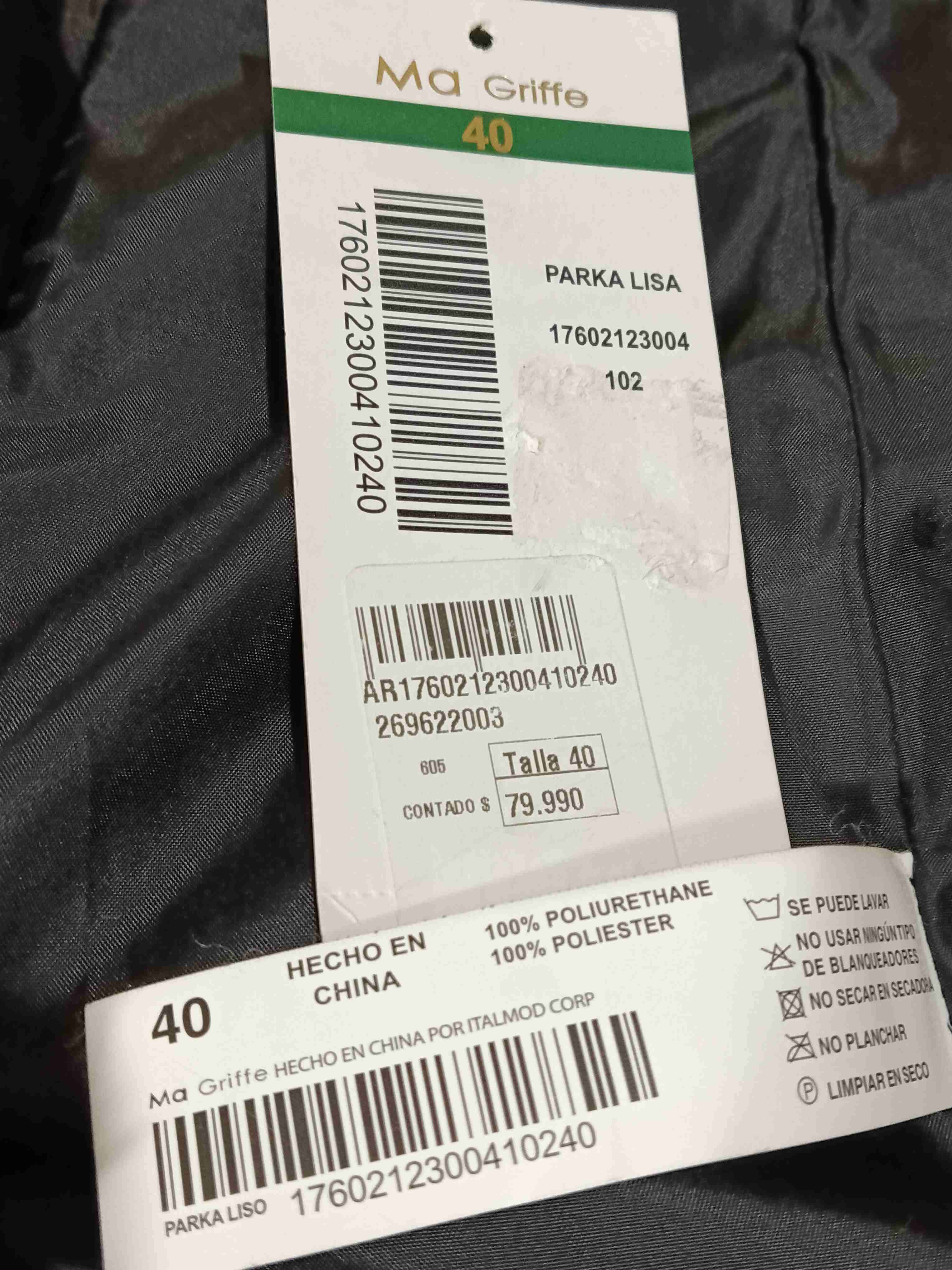 Chaqueta negra con capucha - miniatura 3