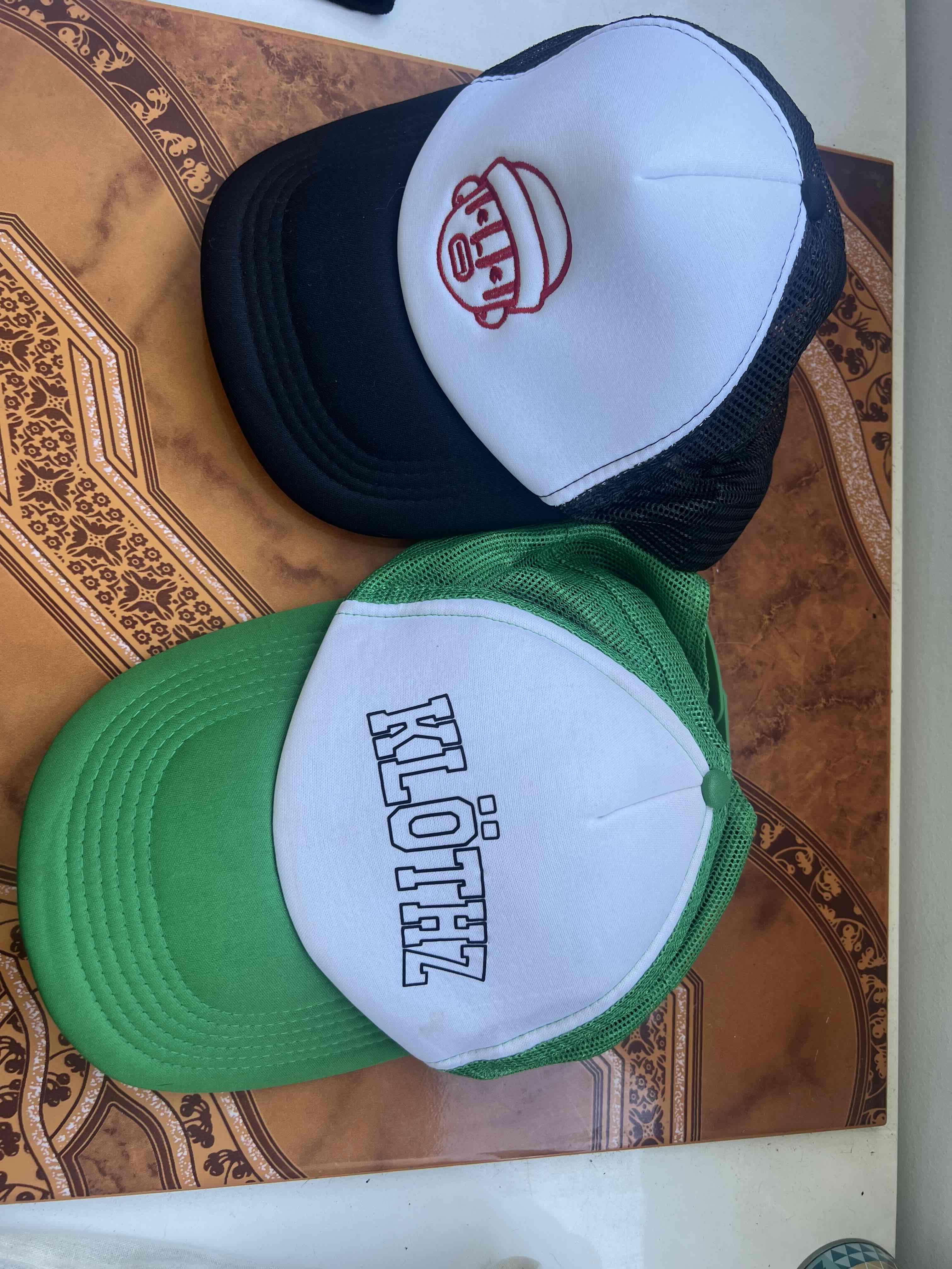 Pack de dos gorras estampadas