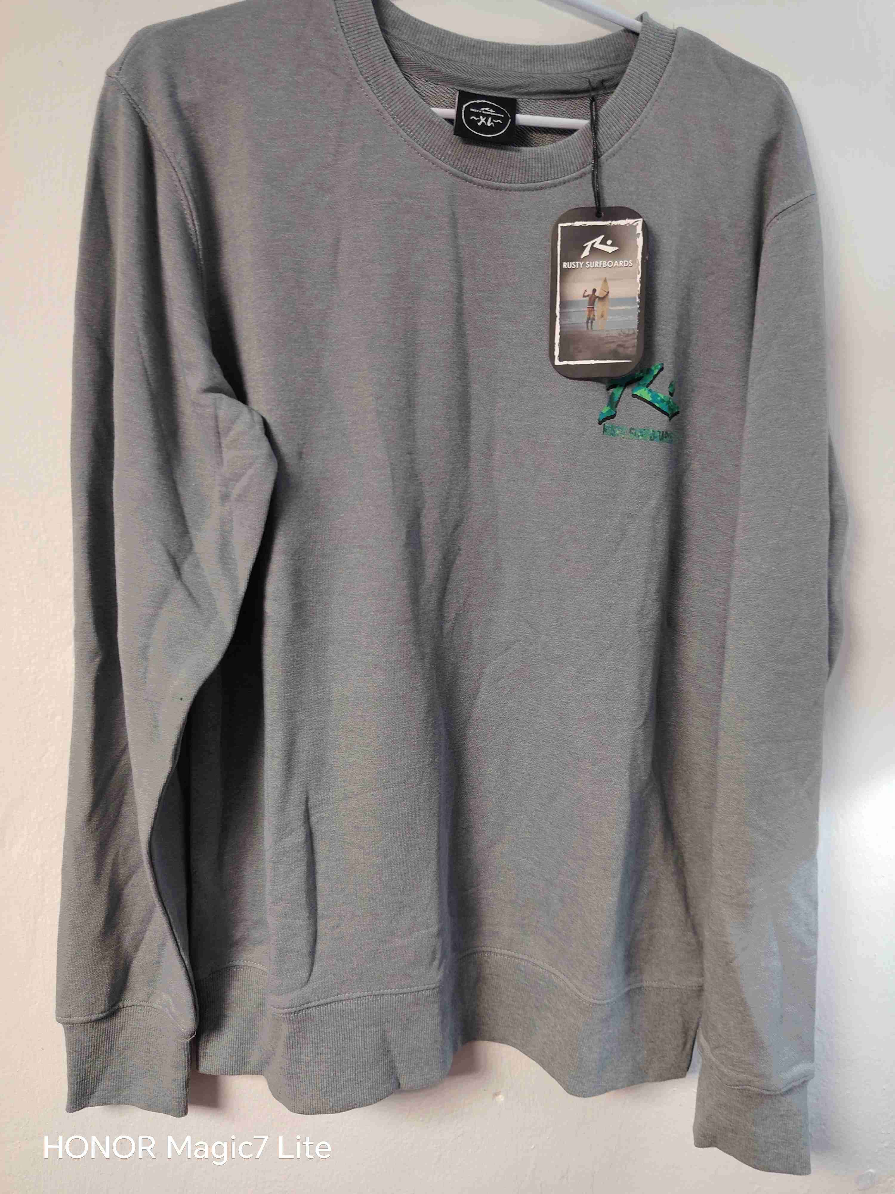 Polerón gris con logo marca Rusty - 1