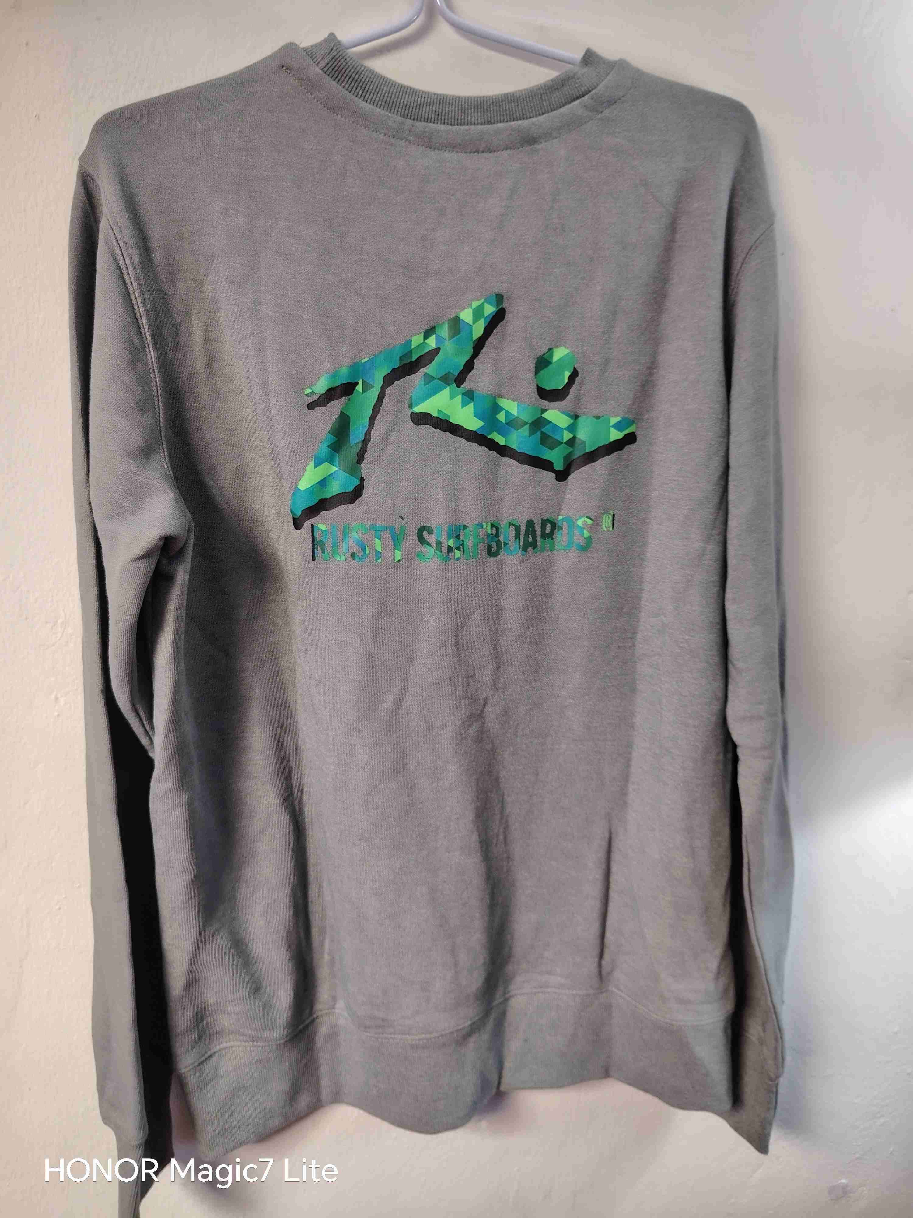 Polerón gris con logo marca Rusty - 2