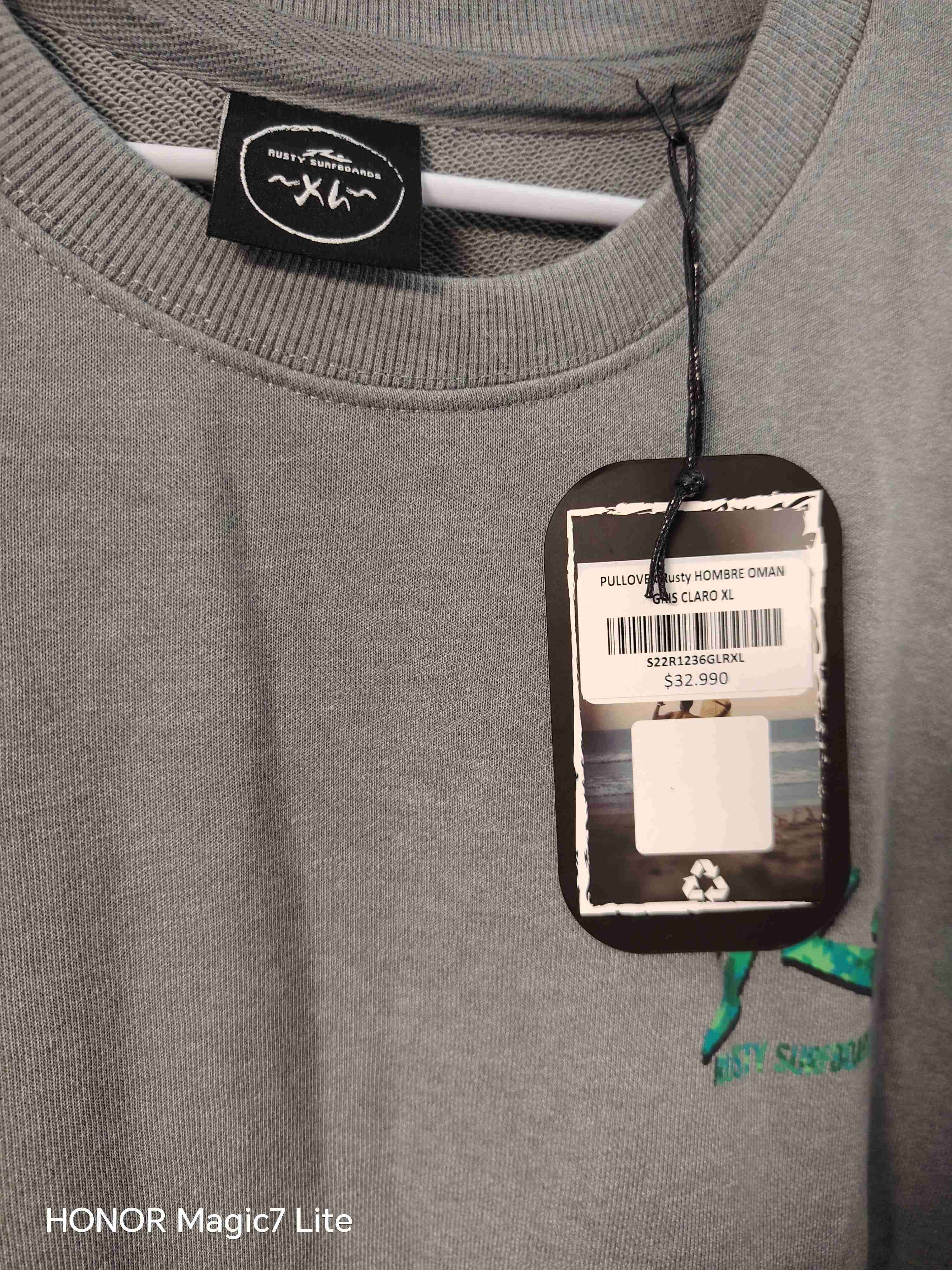 Polerón gris con logo marca Rusty - 3