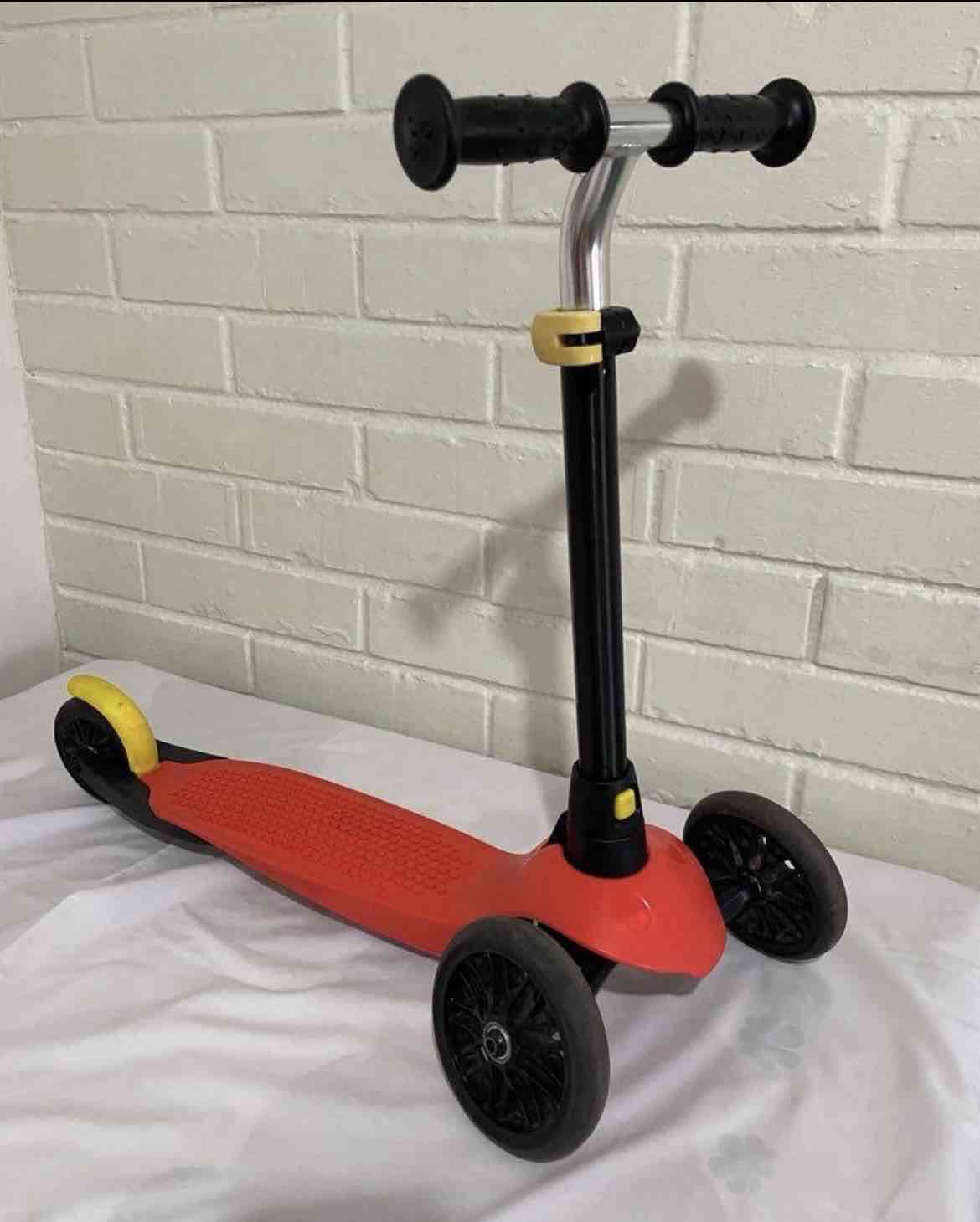 Scooter infantil rojo y negro - miniatura 1