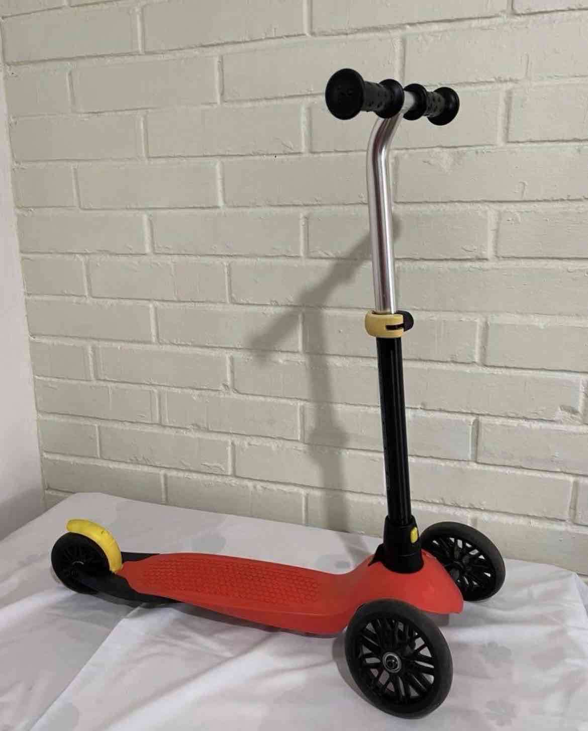 Scooter infantil rojo y negro - miniatura 2