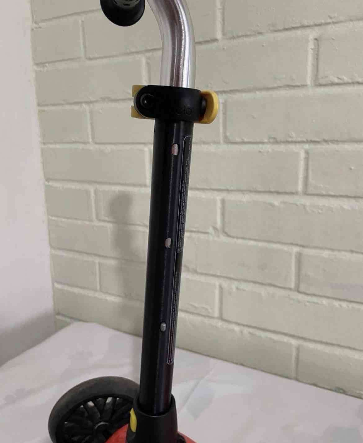 Scooter infantil rojo y negro - miniatura 3