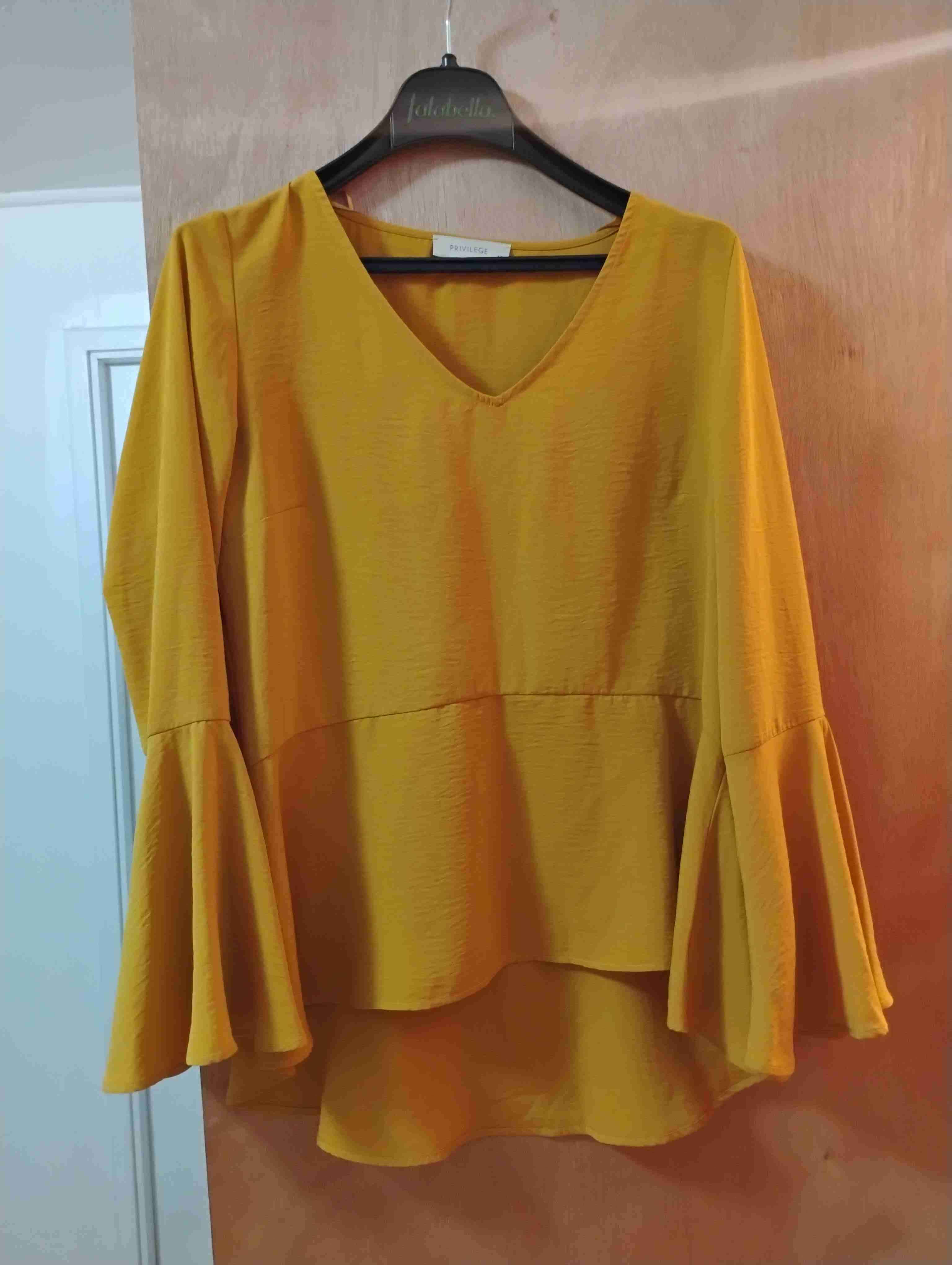 Blusa amarilla con mangas acampanadas