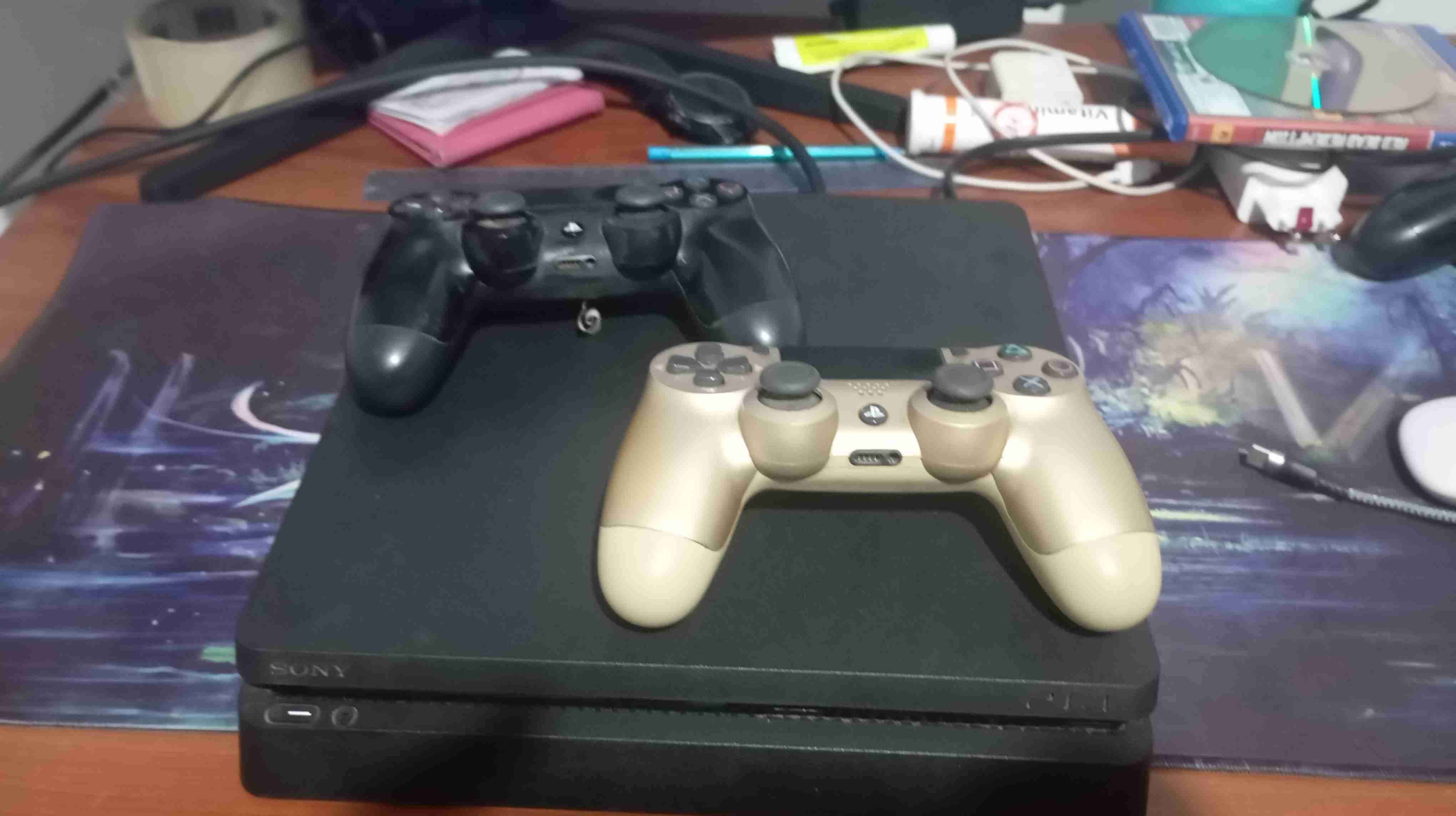 Playstation 4 slim en excelente estado - miniatura 3