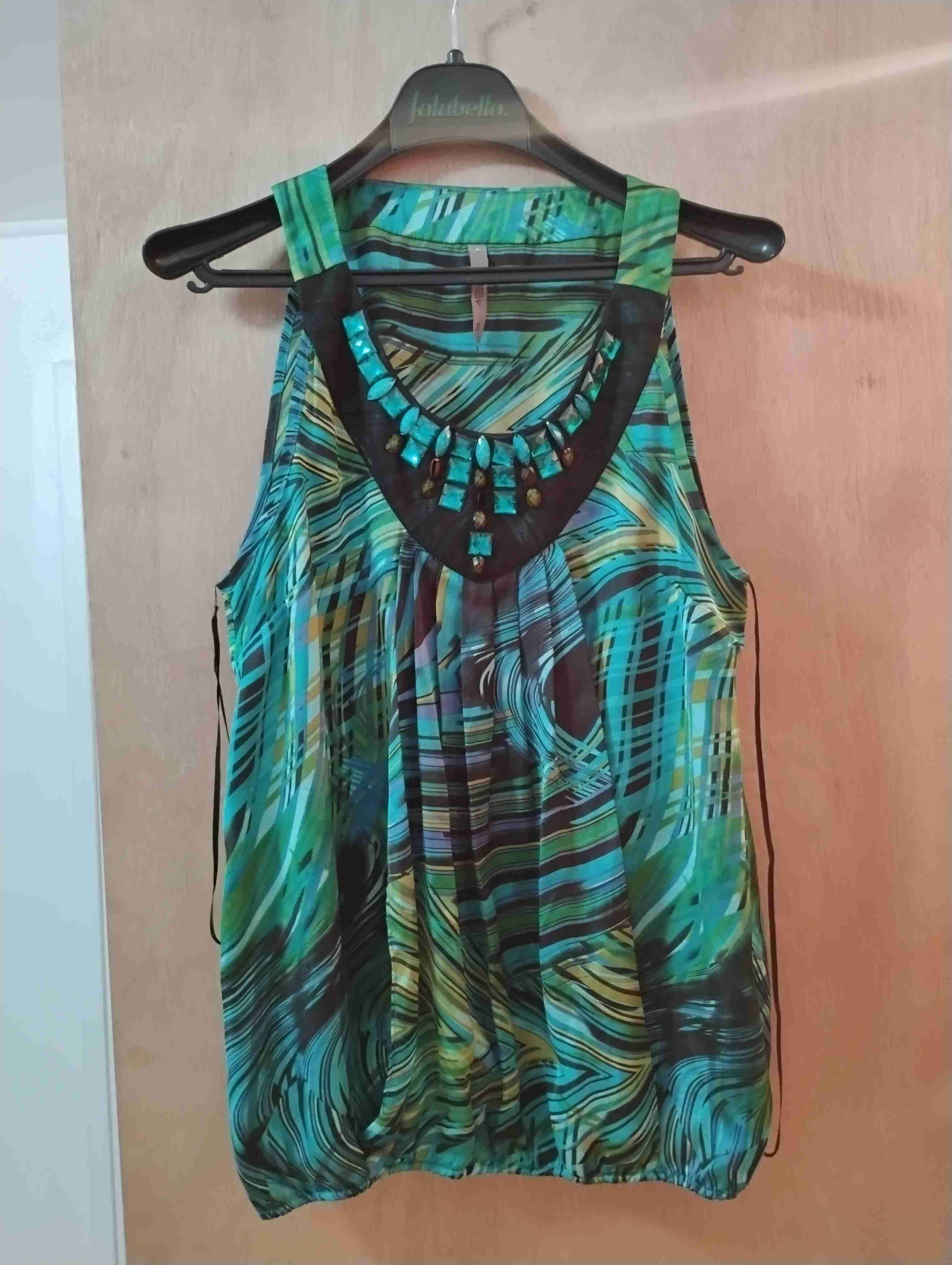 Blusa sin mangas verde estampada