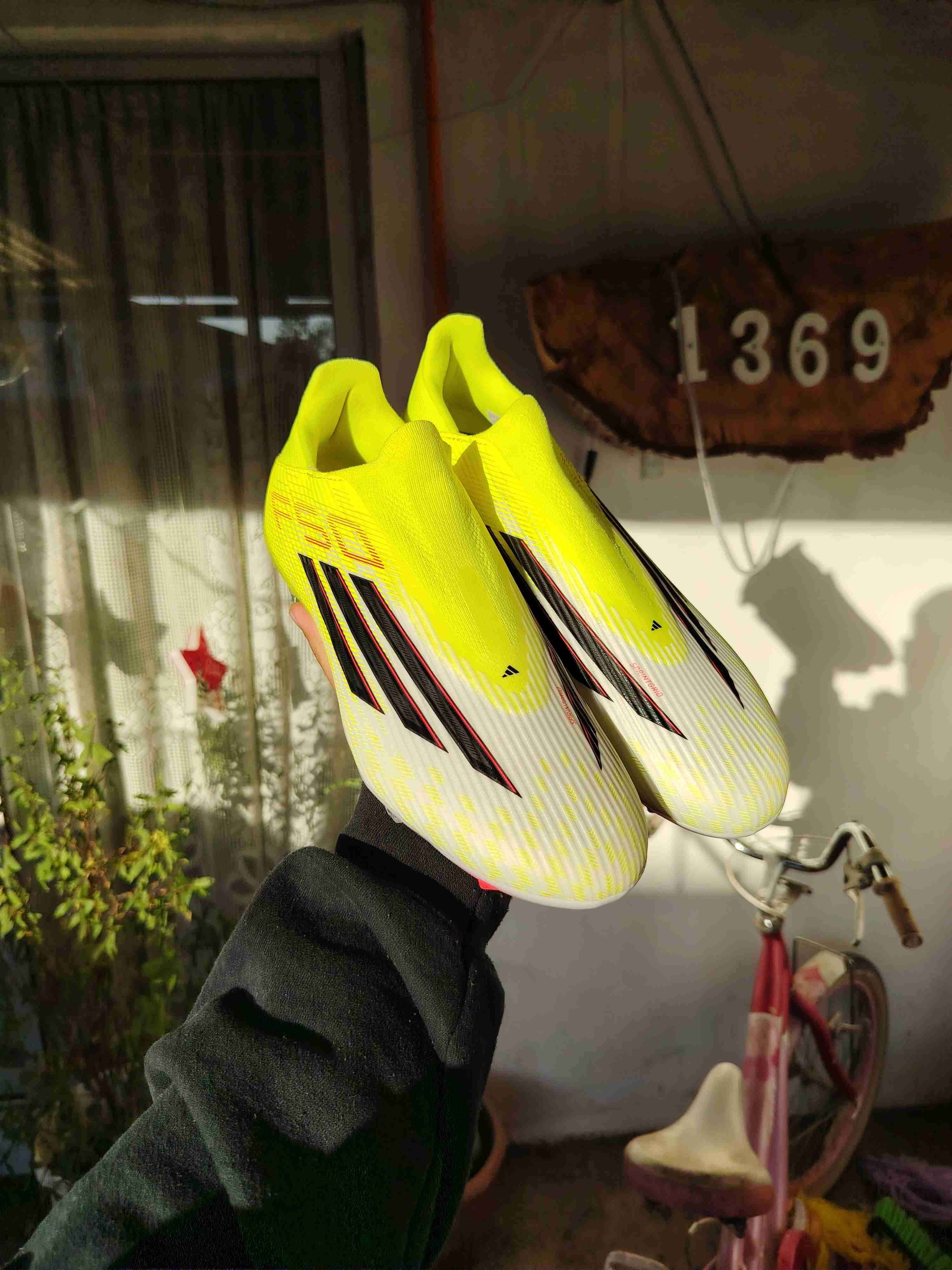 Zapatos de fútbol adidas amarillas - miniatura 1