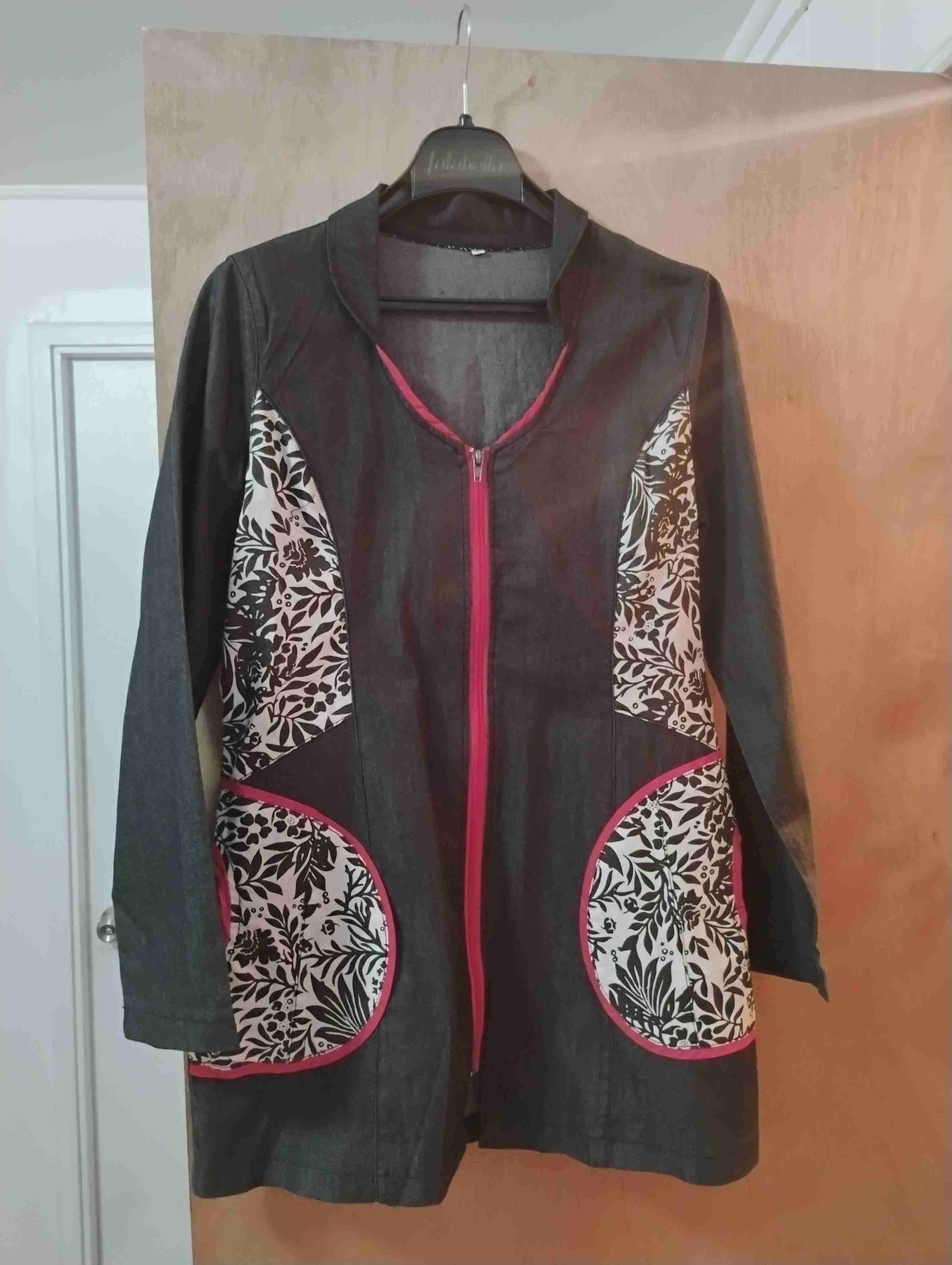 Chaqueta negra con estampado floral