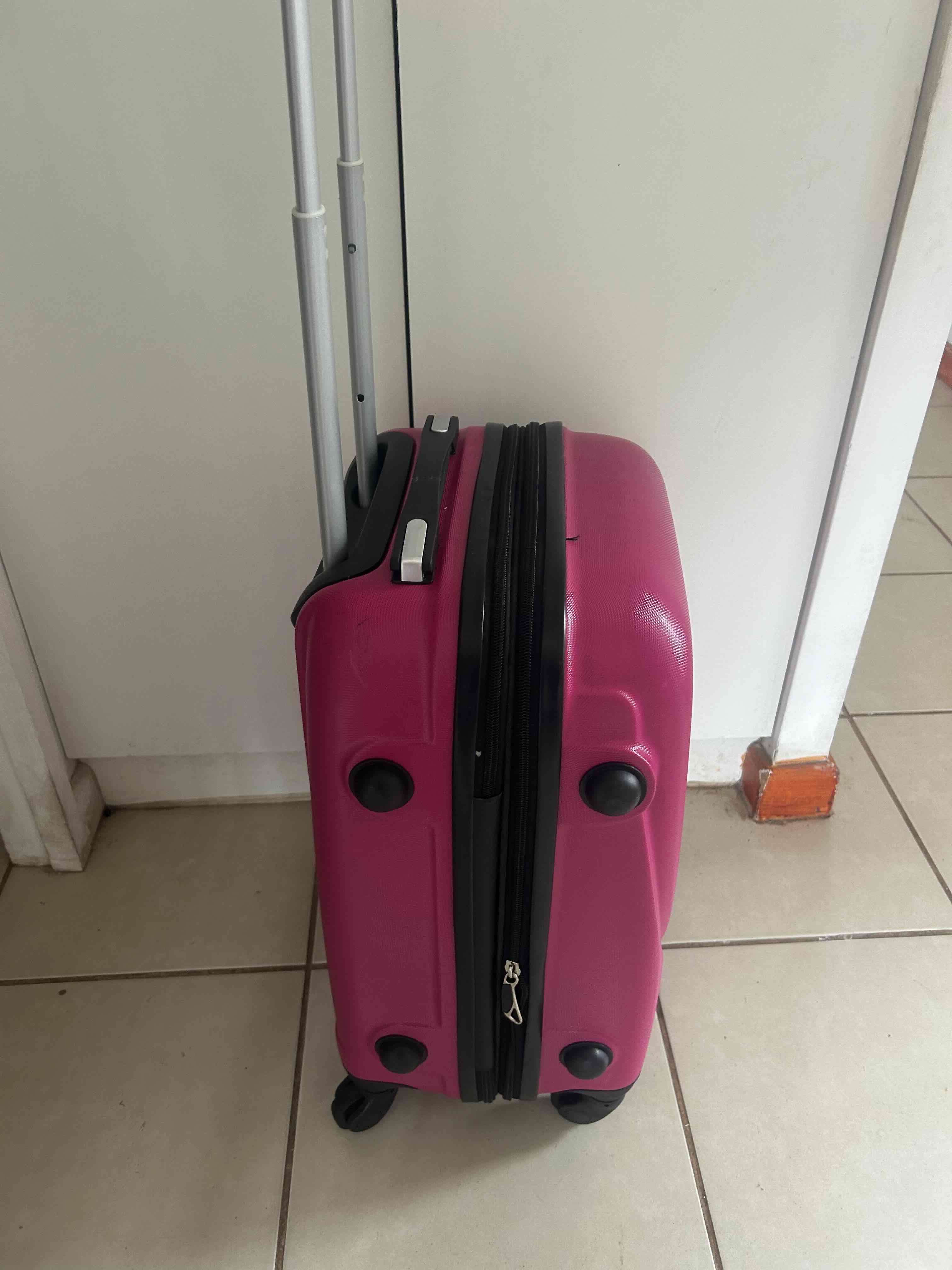 Maleta fucsia con ruedas - miniatura 3