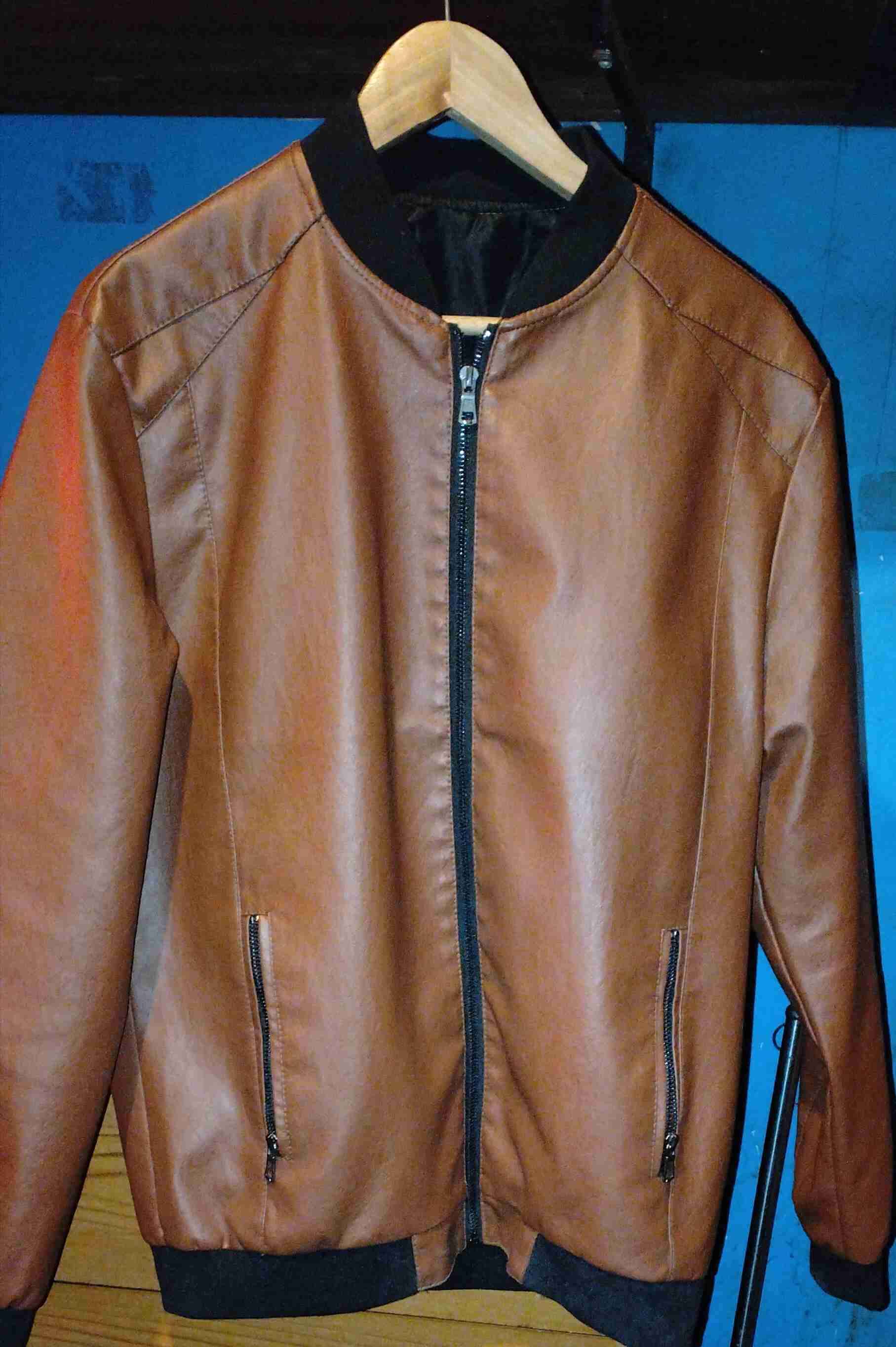 Chaqueta bomber marrón cuero sintético