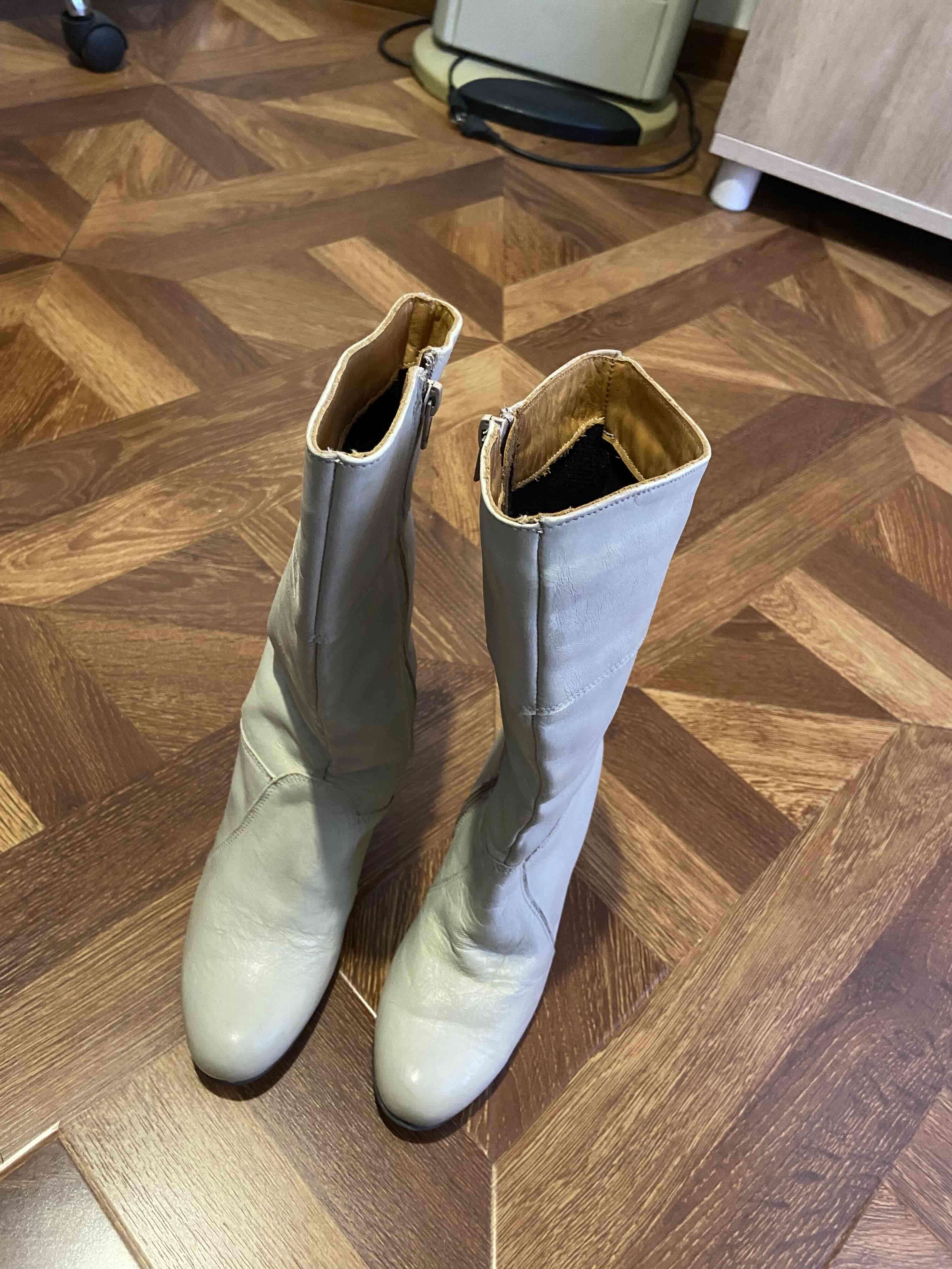 Botas largas beige con cierre