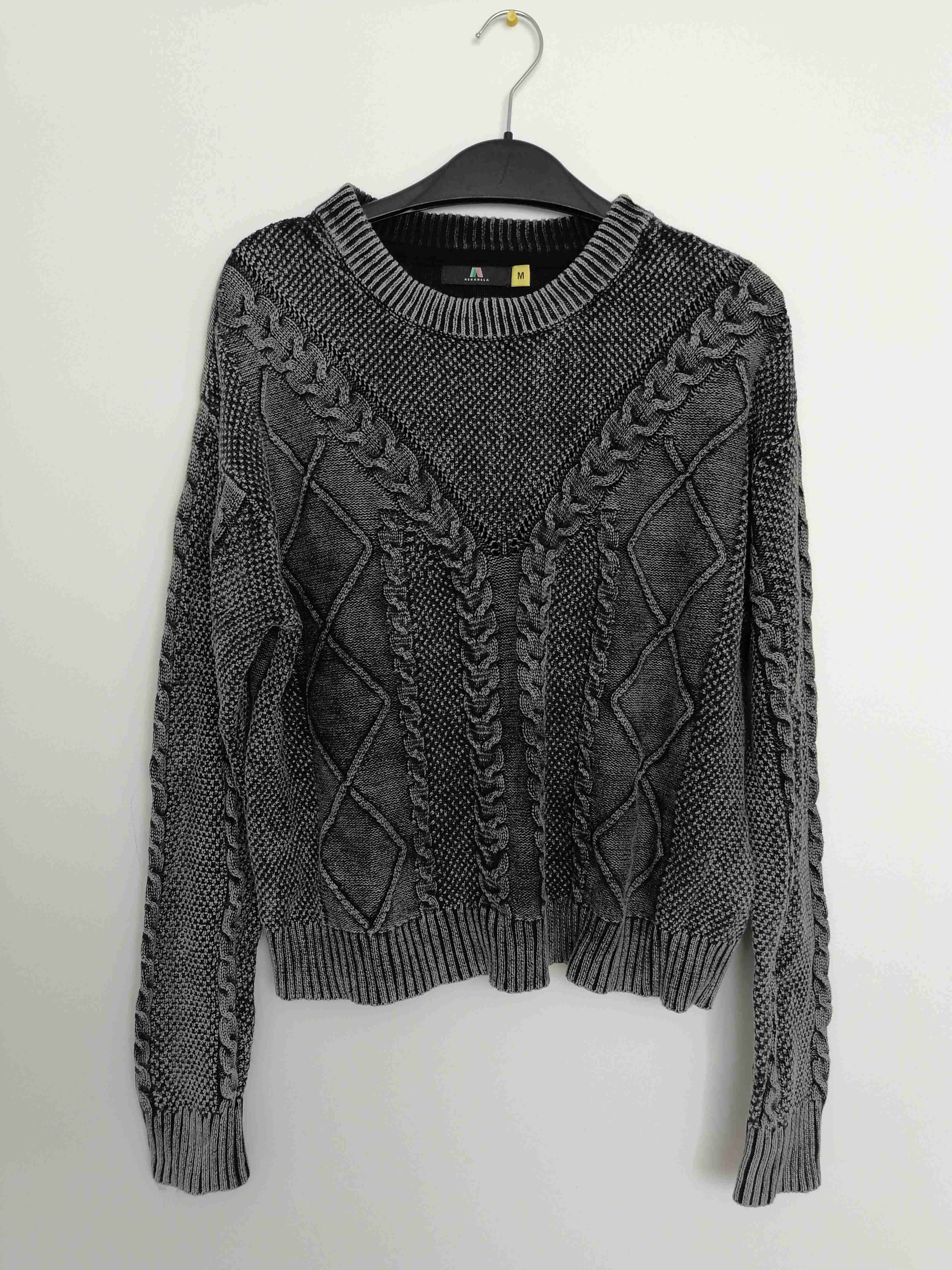 Suéter gris de punto trenzado