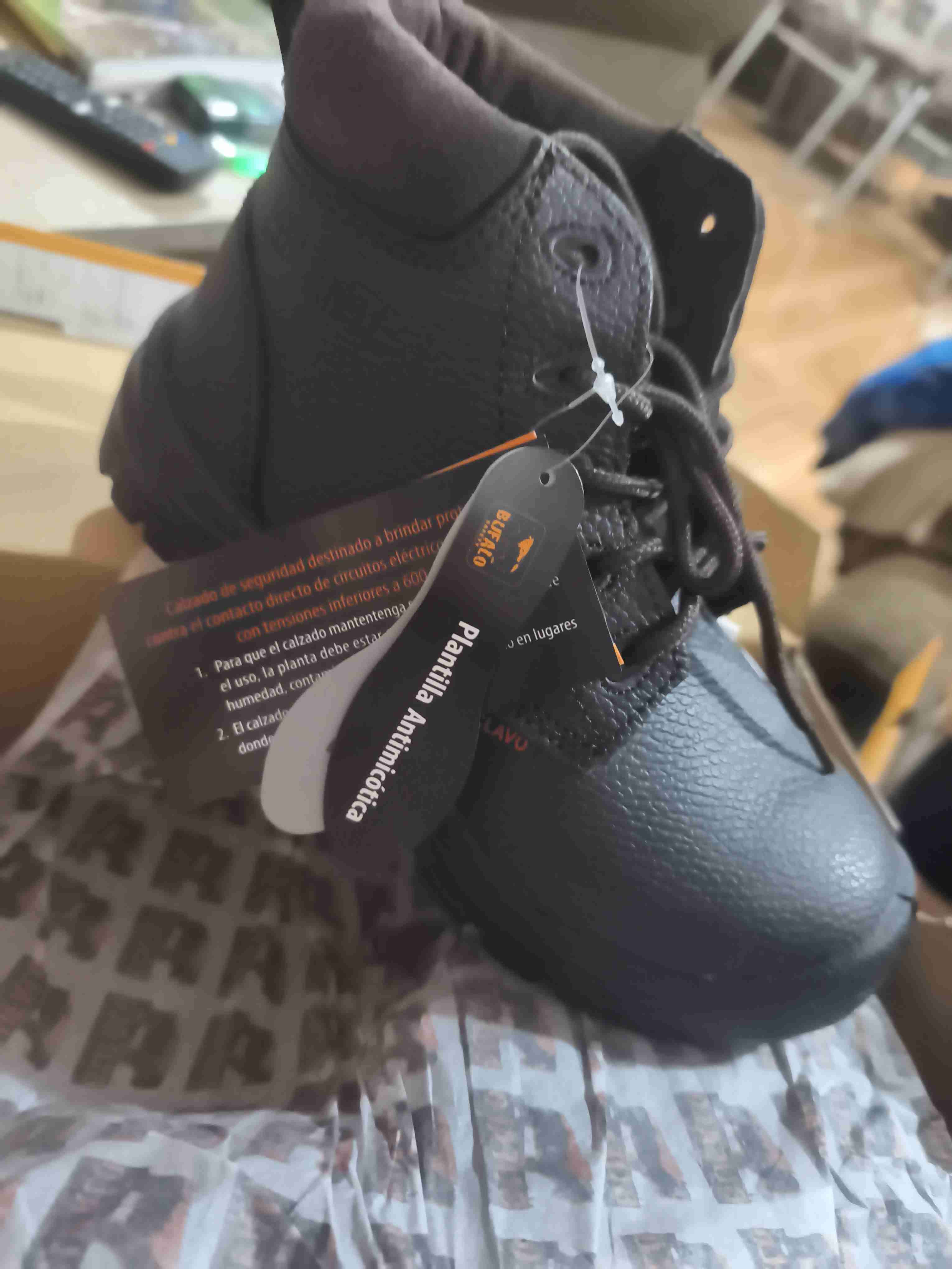 Botas de seguridad negras nuevas - miniatura 1