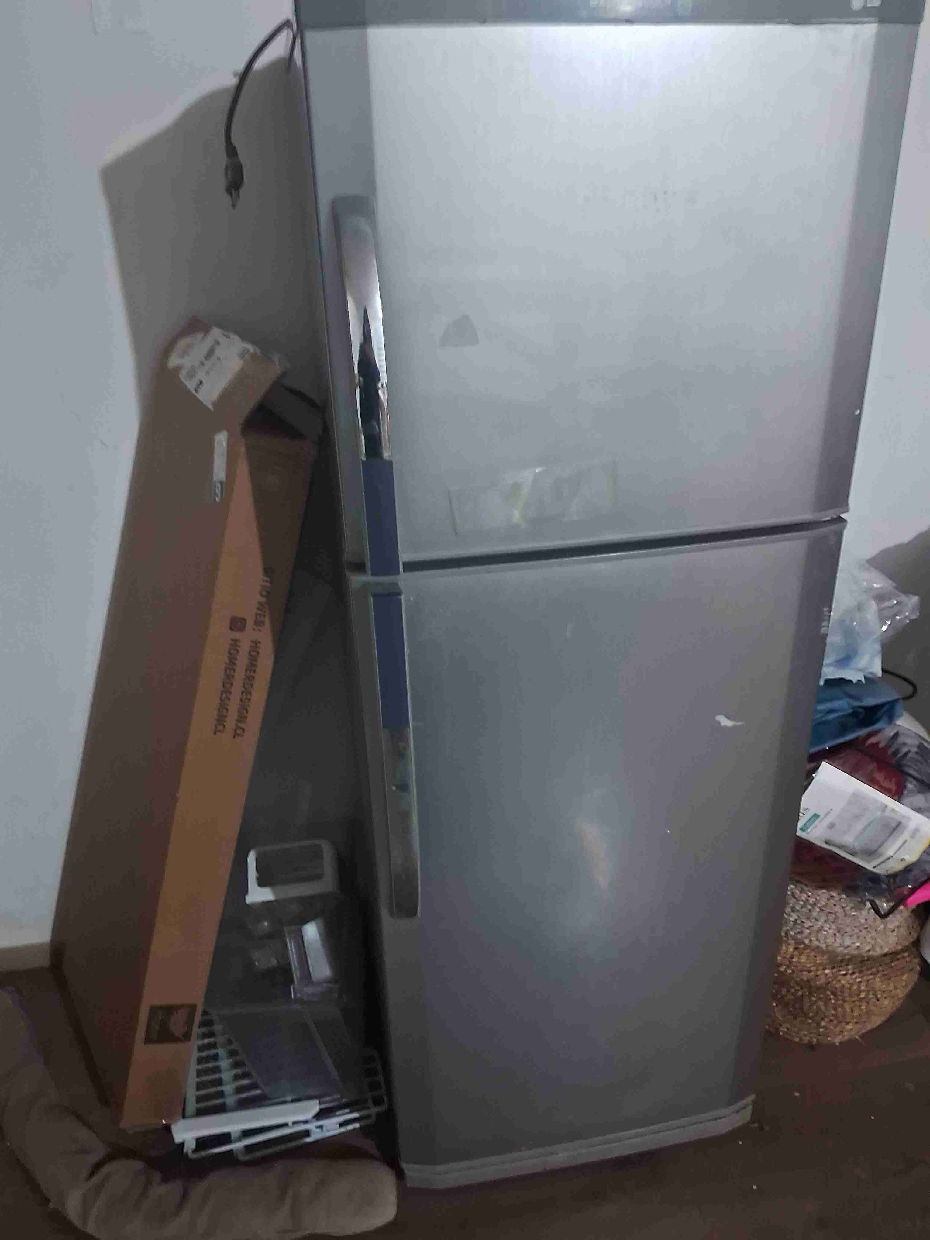 Refrigerador de dos puertas plateado - miniatura 1