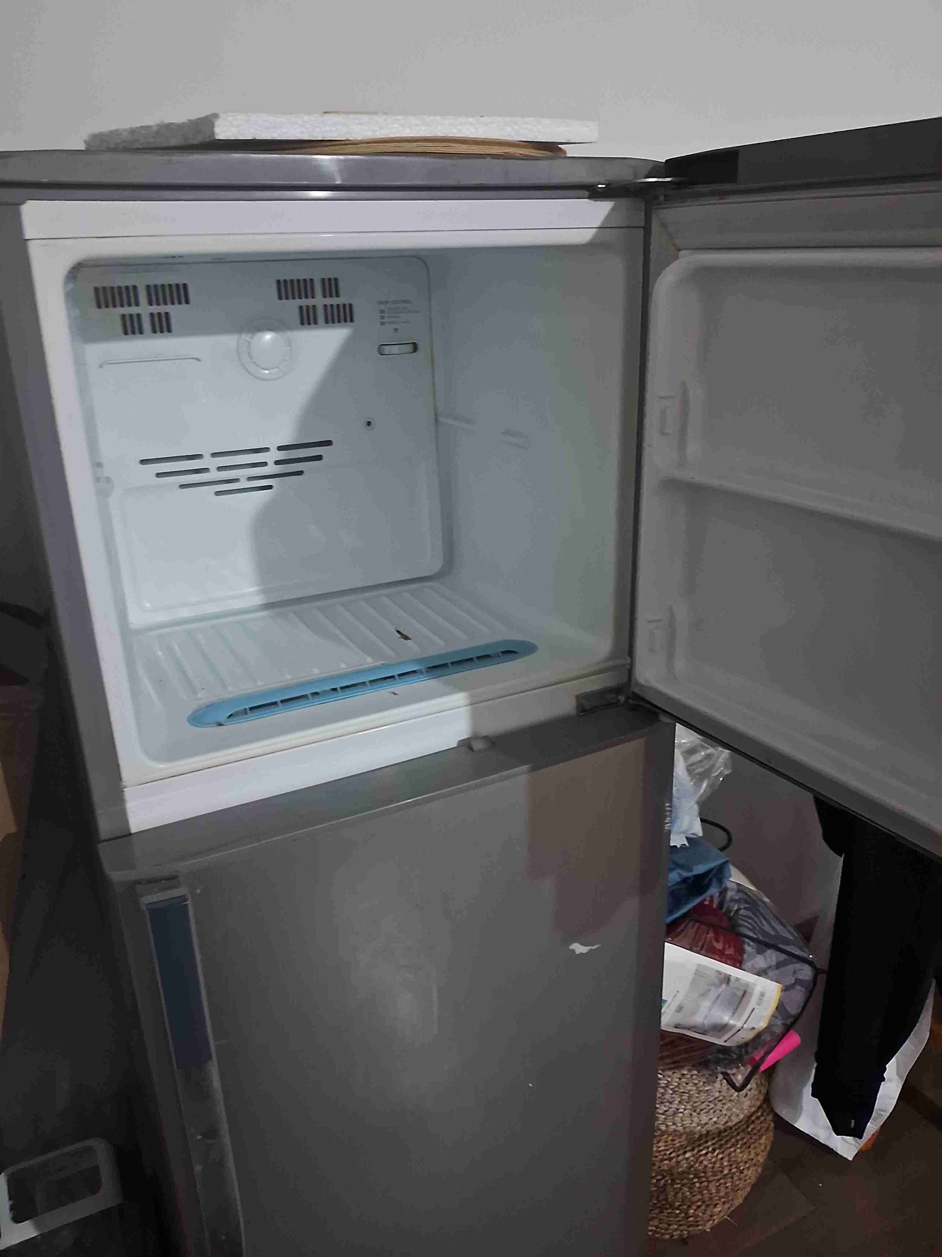 Refrigerador de dos puertas plateado - miniatura 2