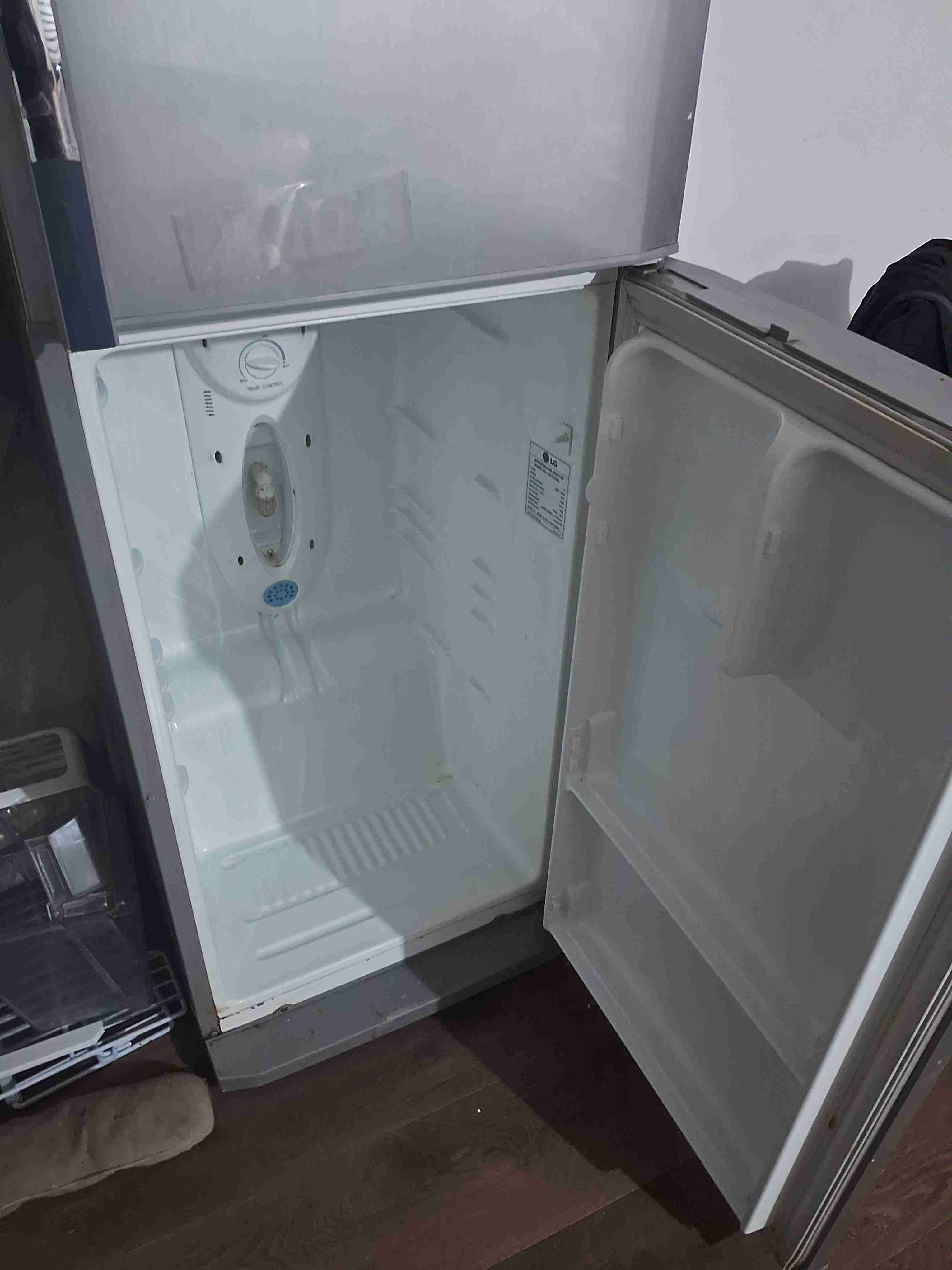 Refrigerador de dos puertas plateado - miniatura 3