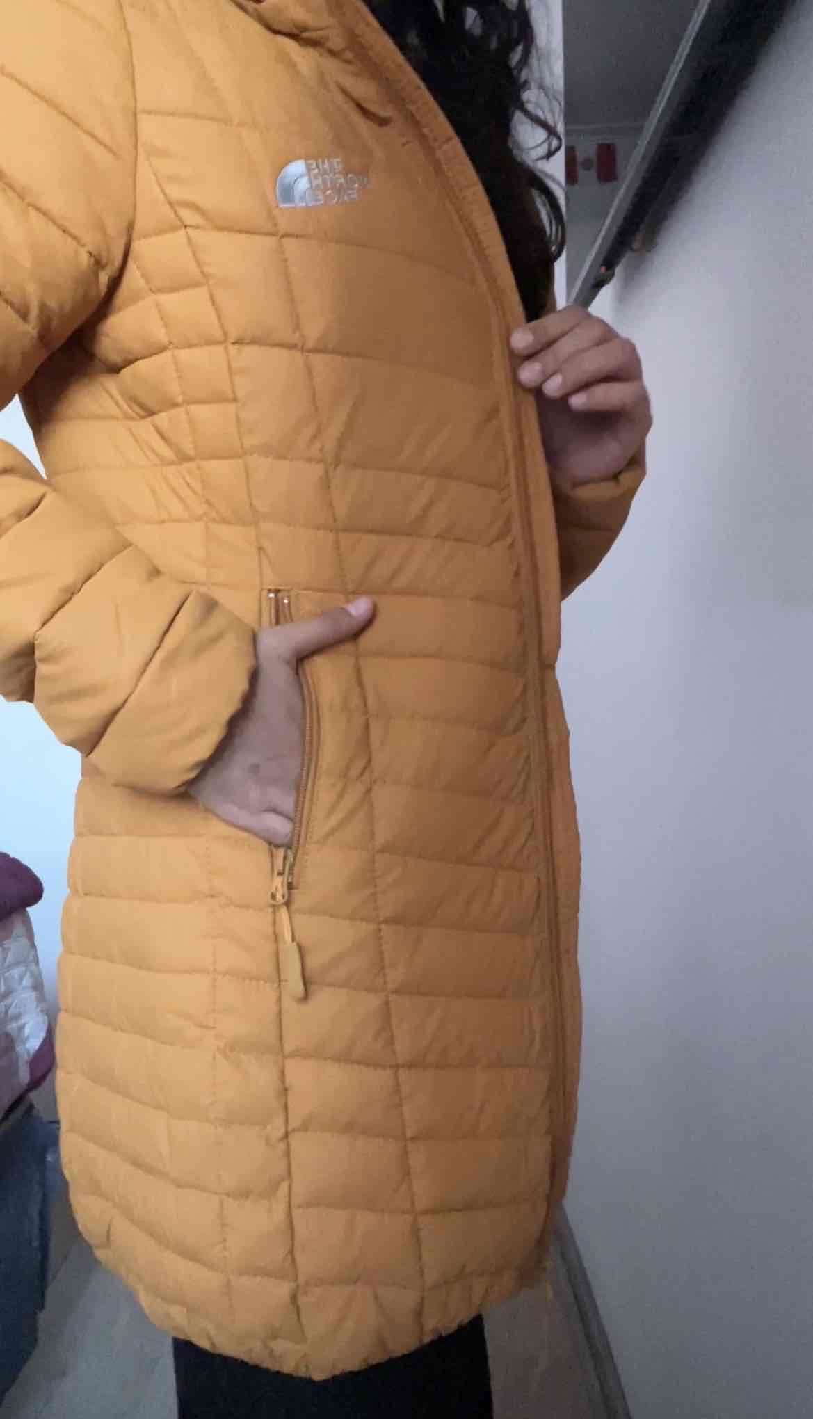 Abrigo acolchado mostaza mujer - miniatura 2