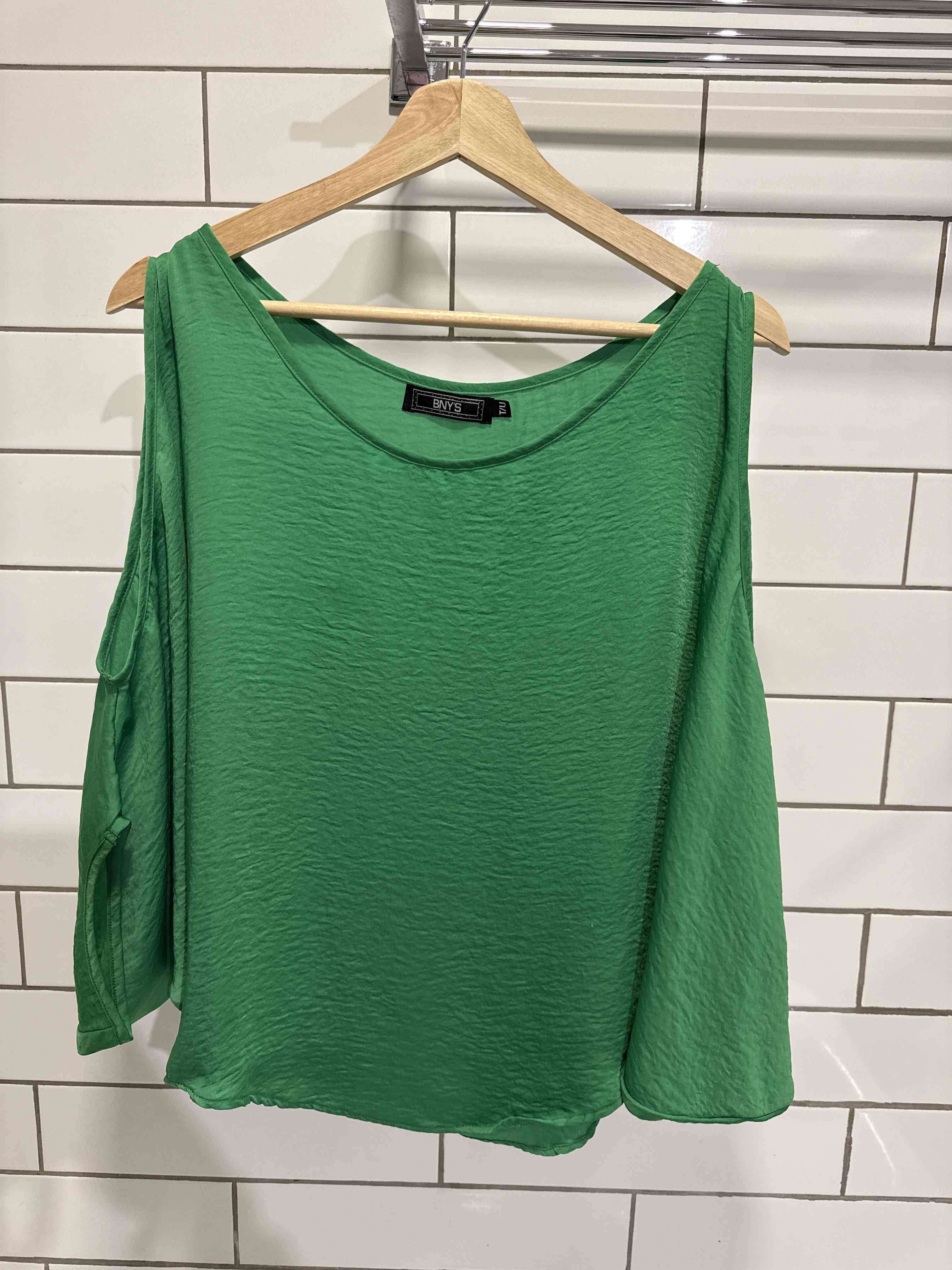 Blusa verde hombros descubiertos - miniatura 1