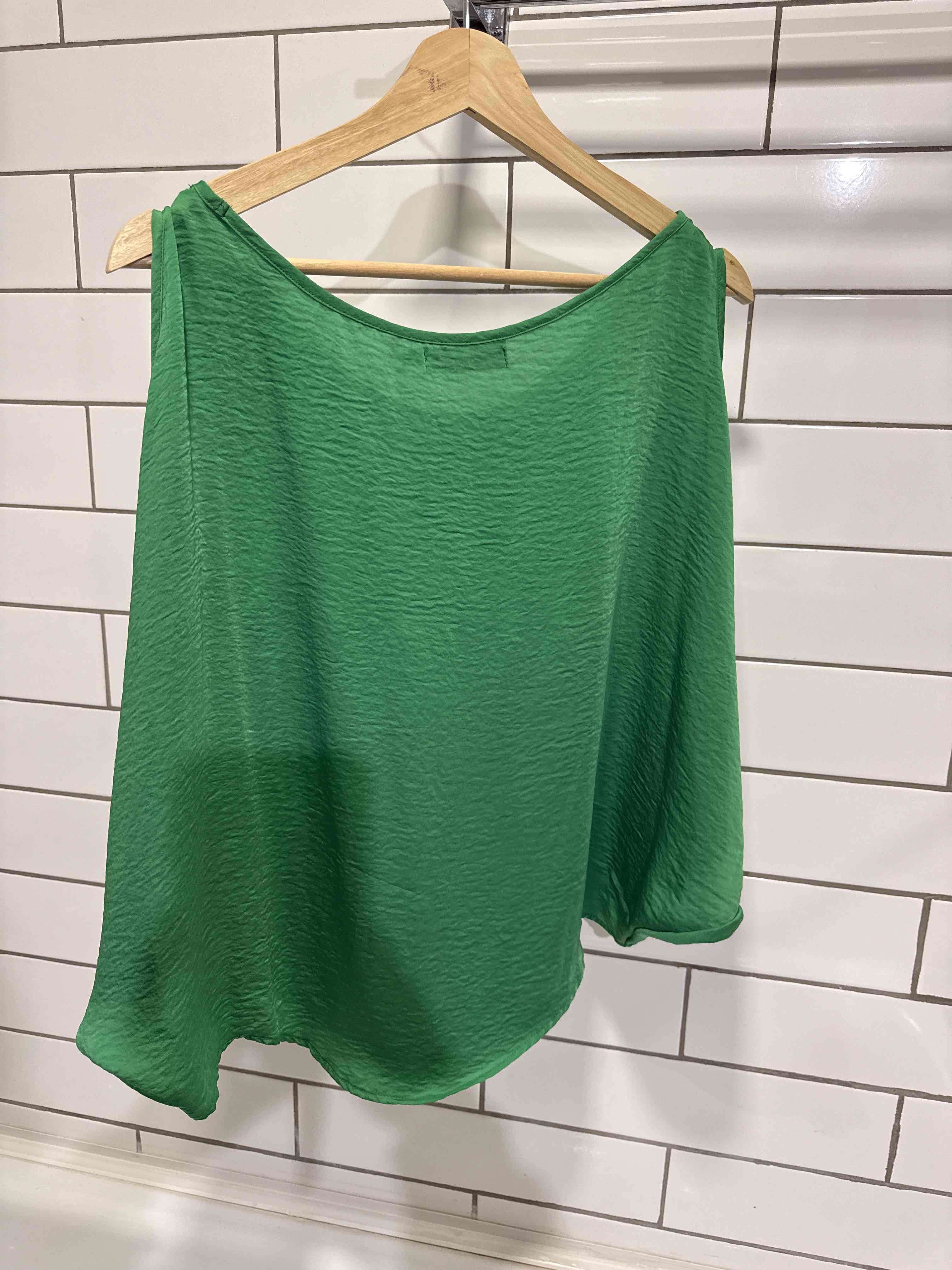 Blusa verde hombros descubiertos - miniatura 3