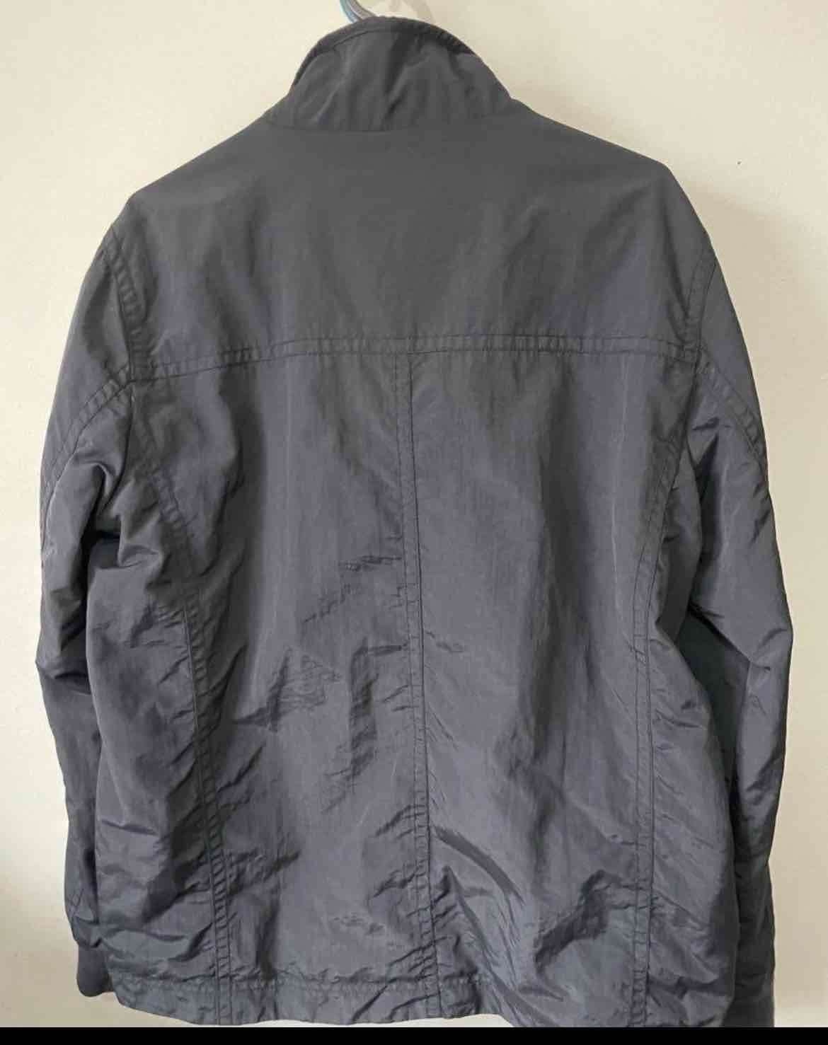 Chaqueta negra con cierre - miniatura 2