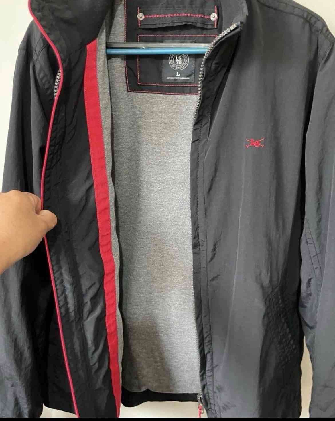 Chaqueta negra con cierre - miniatura 3