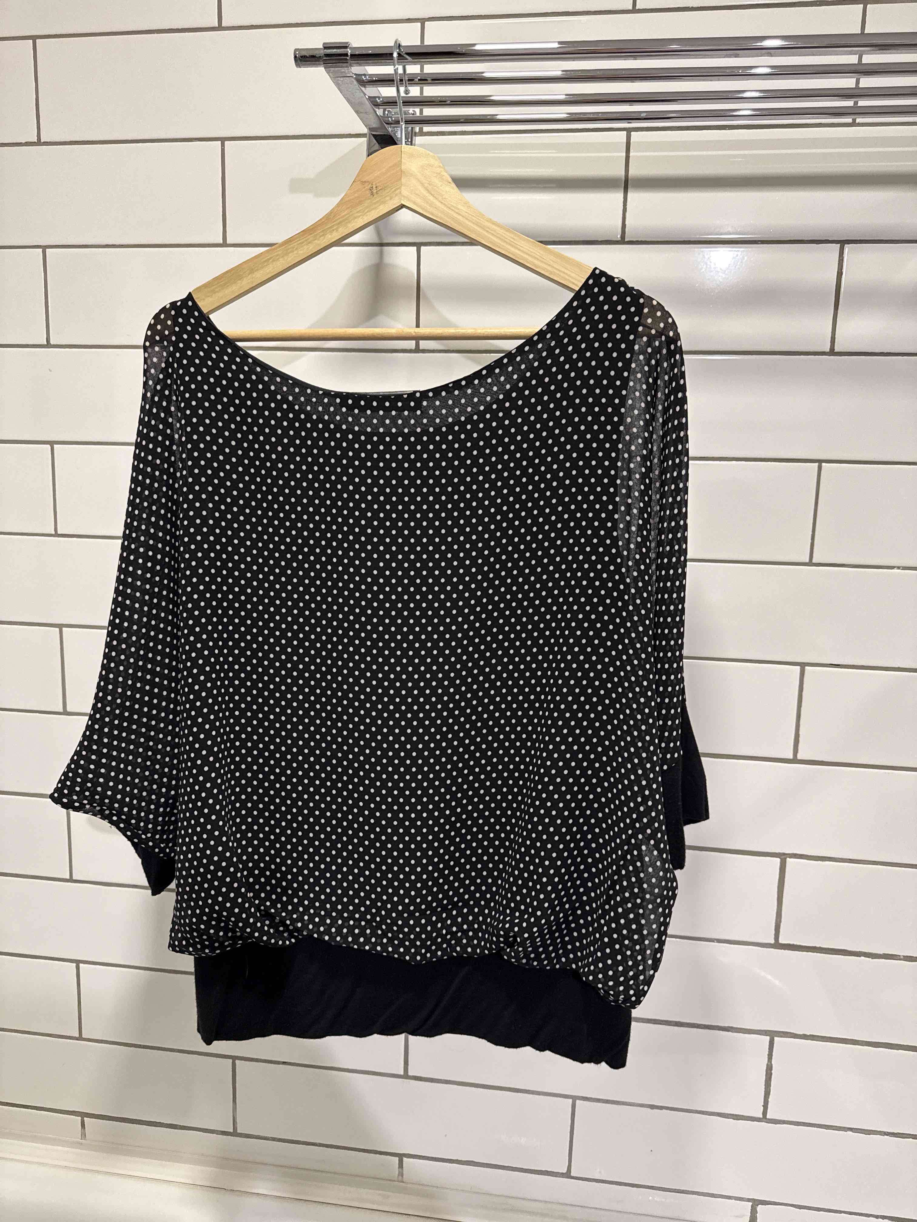 Polera negra de puntos - miniatura 3