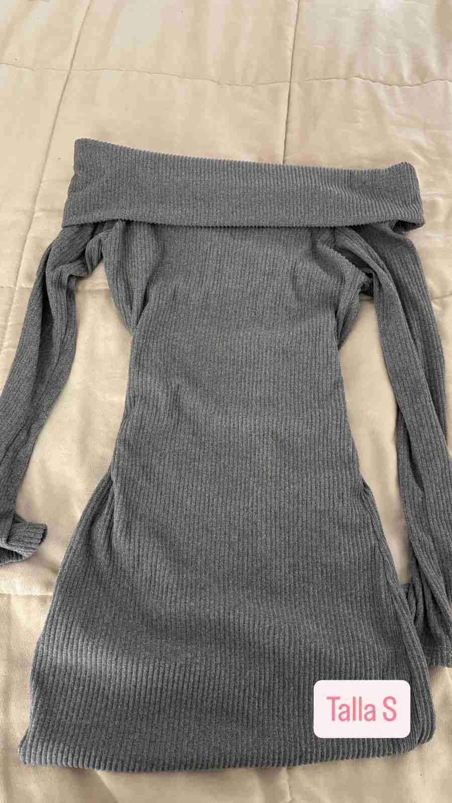 Vestido gris hombros descubiertos