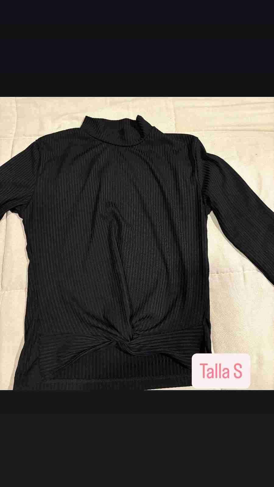 Polera negra de manga larga