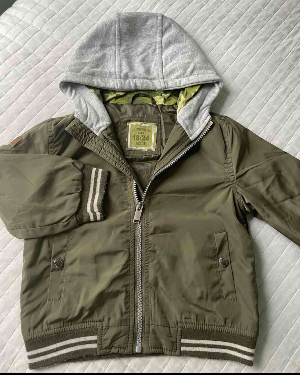 Chaqueta verde con capucha - 1