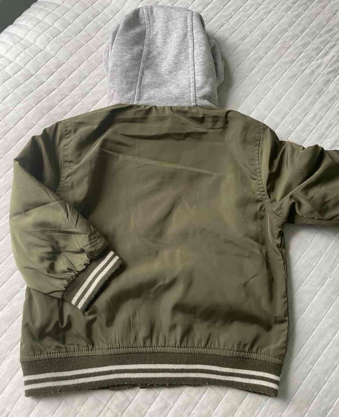 Chaqueta verde con capucha - 3