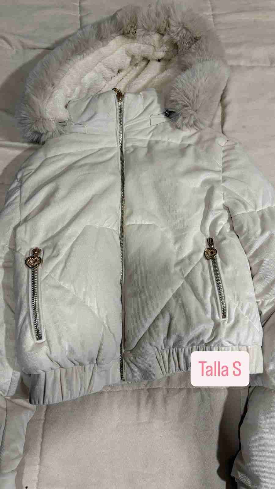 Chaqueta acolchada blanca con capucha