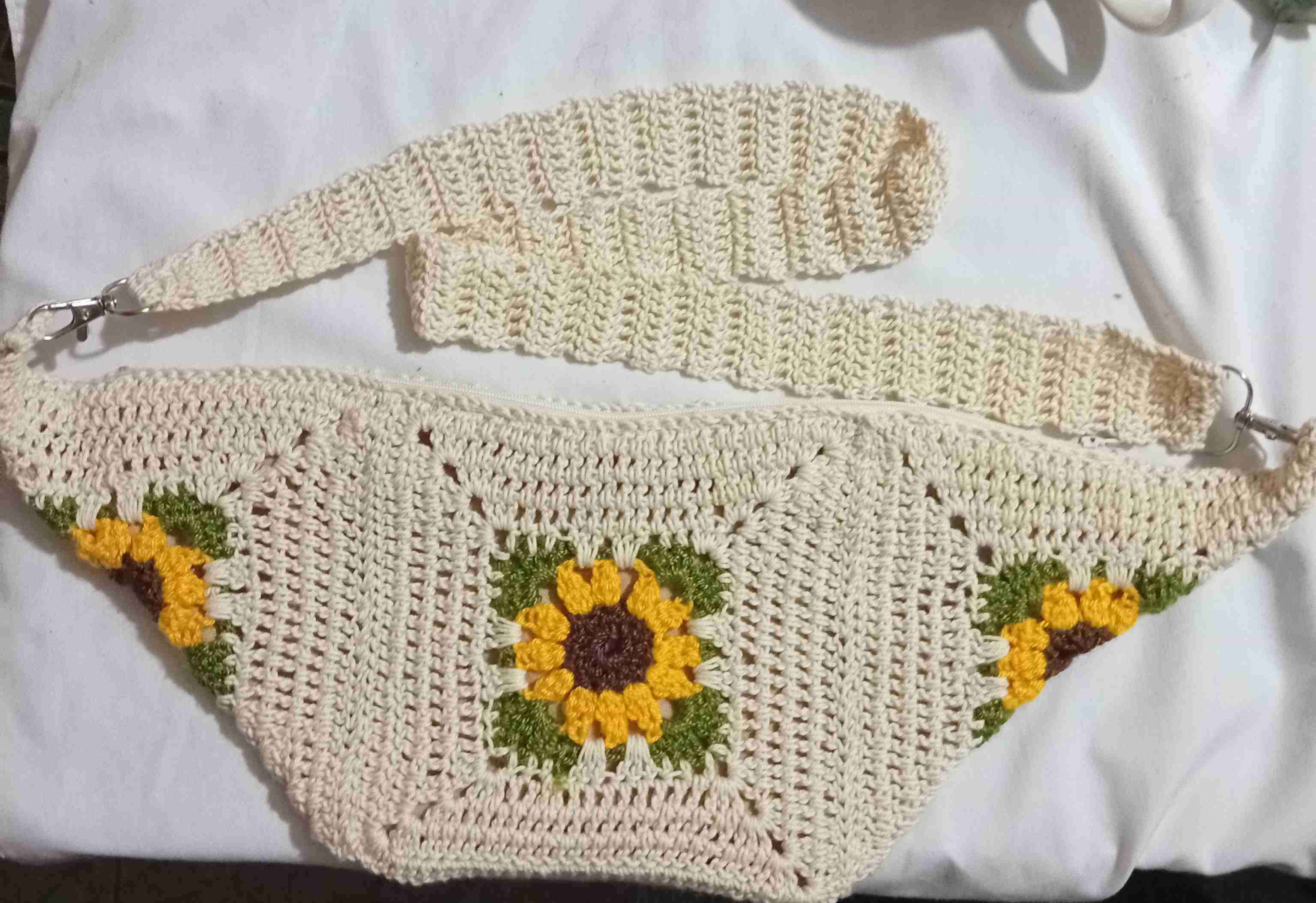 Cartera de crochet con girasoles