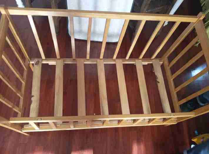 Cuna de madera para bebé - miniatura 2